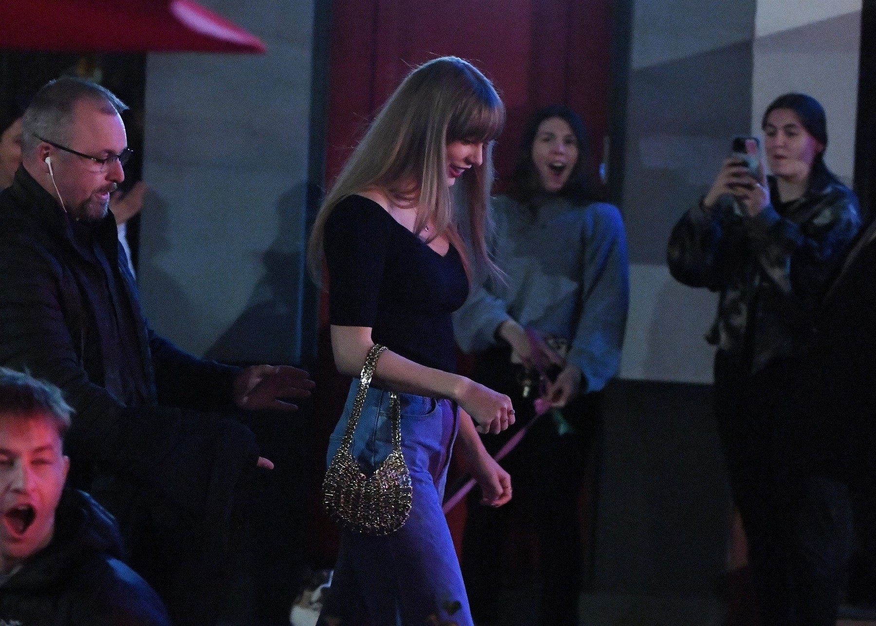 *PREMIUM-EXCLUSIVE* Newly single Taylor Swift grabs dinner at Via Carota with Jack Antonoff and Margaret Qualley!