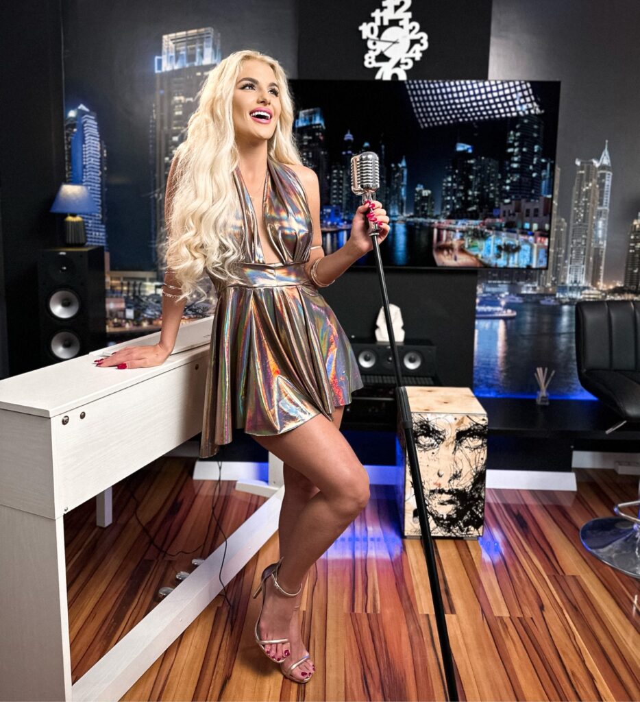 Mejl poslao Vladan Mišić link  /nemazabranjenih.rs/nisam-to-sto-mislis-samo-jedna-plavusa-sara-sama-zaradjujem-i-ne-pristajem-na-bilo-sta/21/04/2023/  kaze da je PR