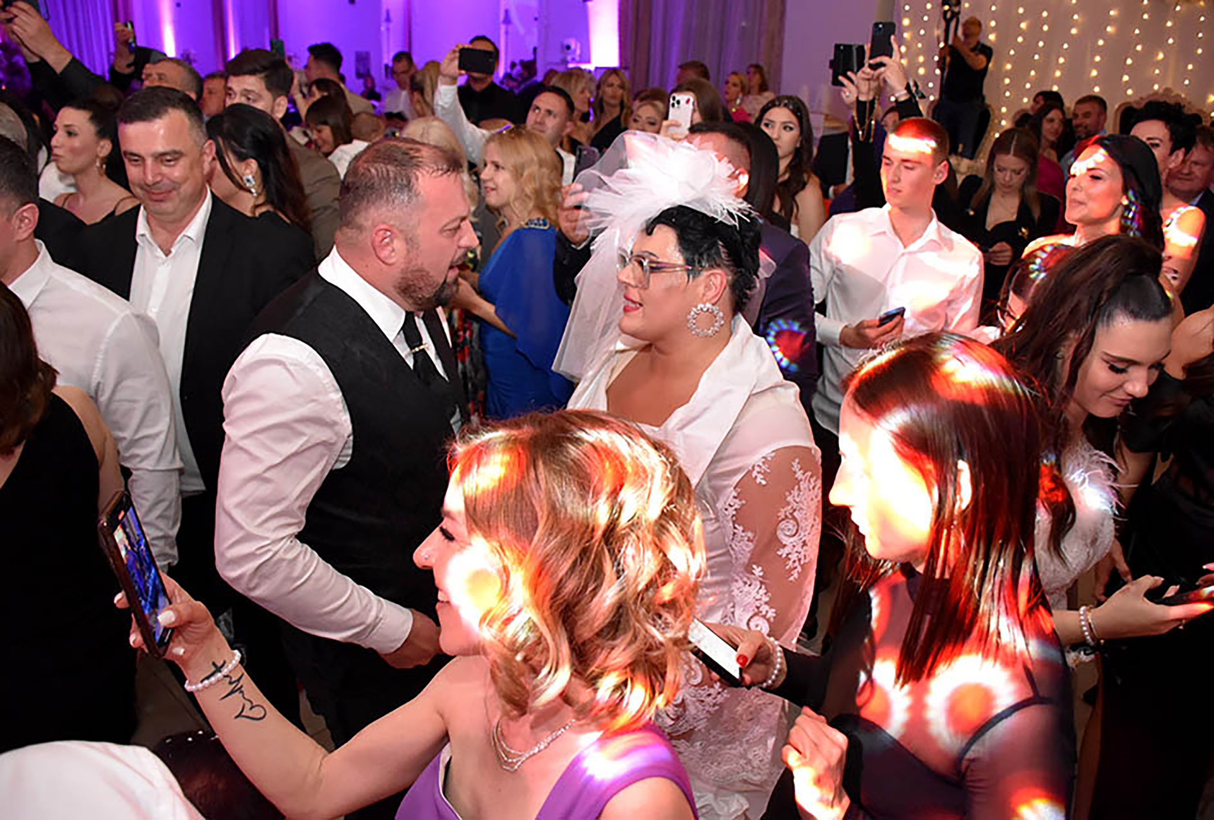 Slavonska svadba o kojoj priča cela Hrvatska: Lepa Brena i Petar Grašo napravili lom odobrenje na mailu vladislav