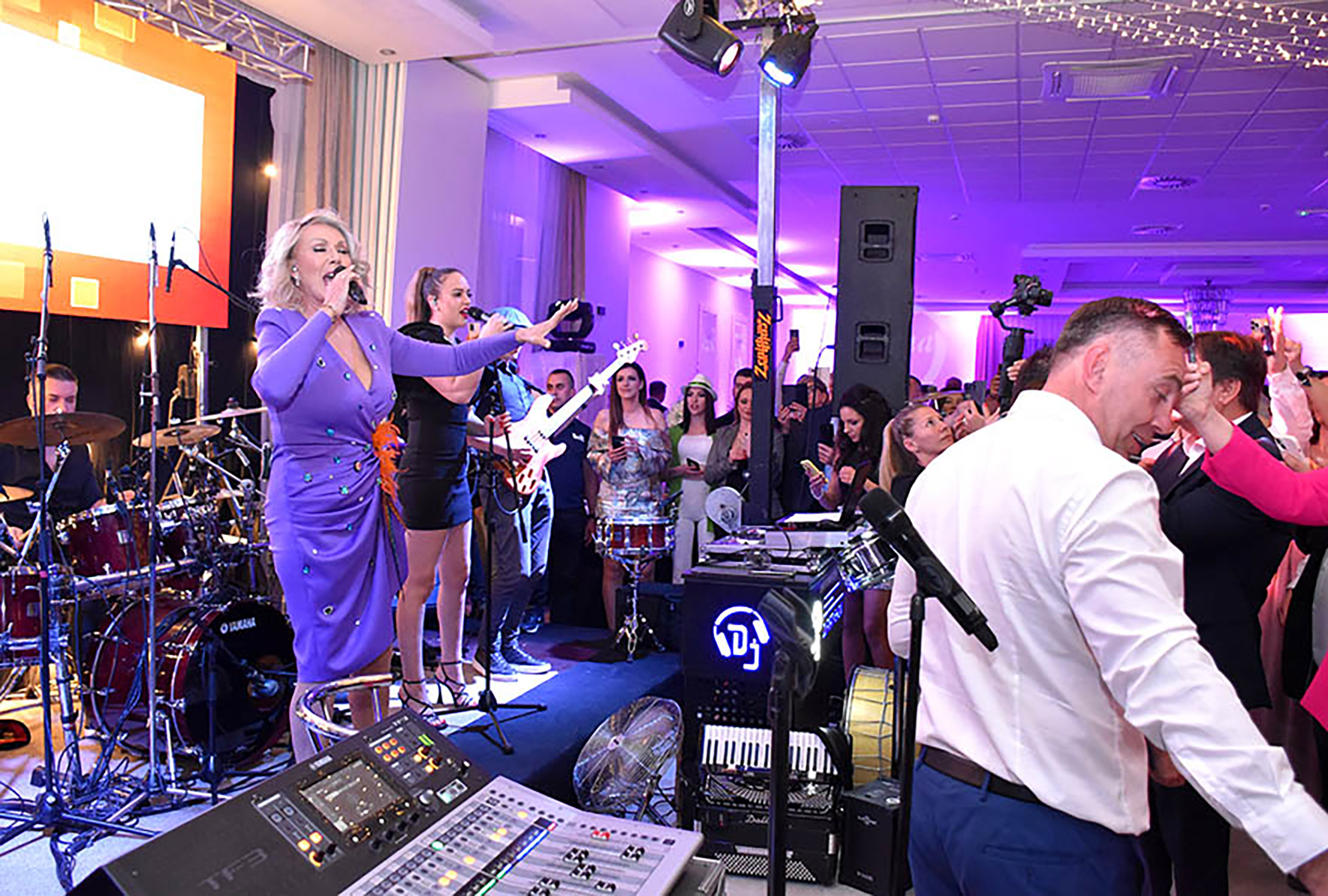 Slavonska svadba o kojoj priča cela Hrvatska: Lepa Brena i Petar Grašo napravili lom odobrenje na mailu vladislav