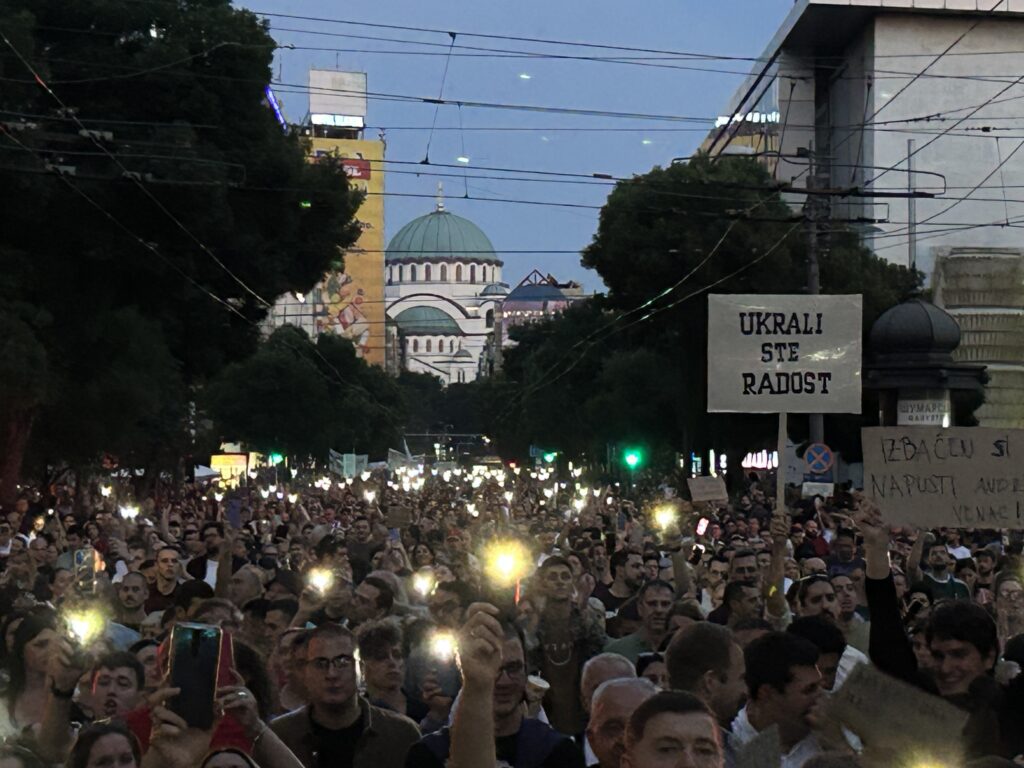 Beograd, 03.06.2023. 5. Protest "Srbija protiv nasilja", telefoni svetle, lampice Foto: Vladislav Mitić/Nova.rs