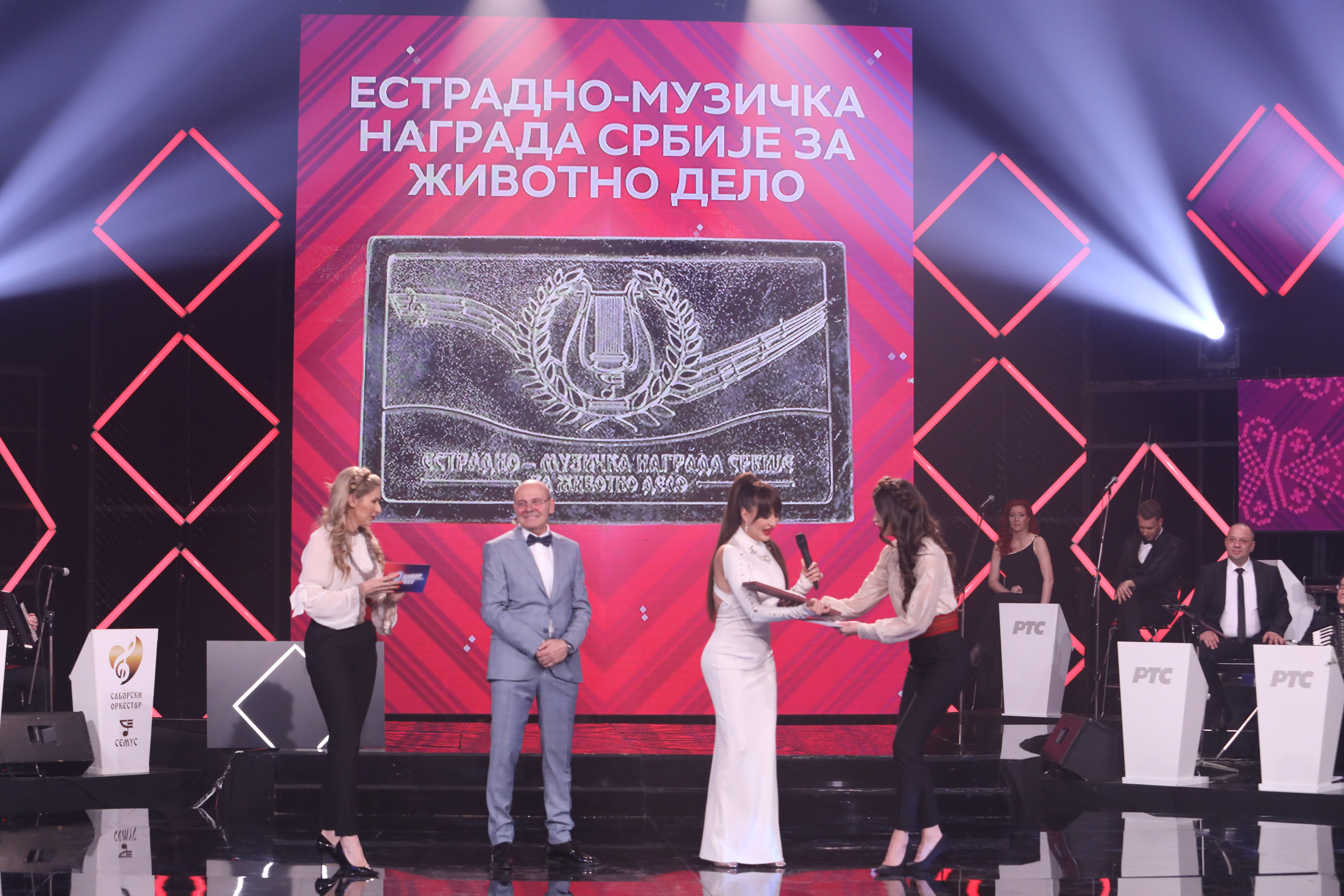 Sabor narodne muzike Srbije, Estradno muzička nagrada Srbije Svetlana Ceca Ražnatović Foto: SEMUS