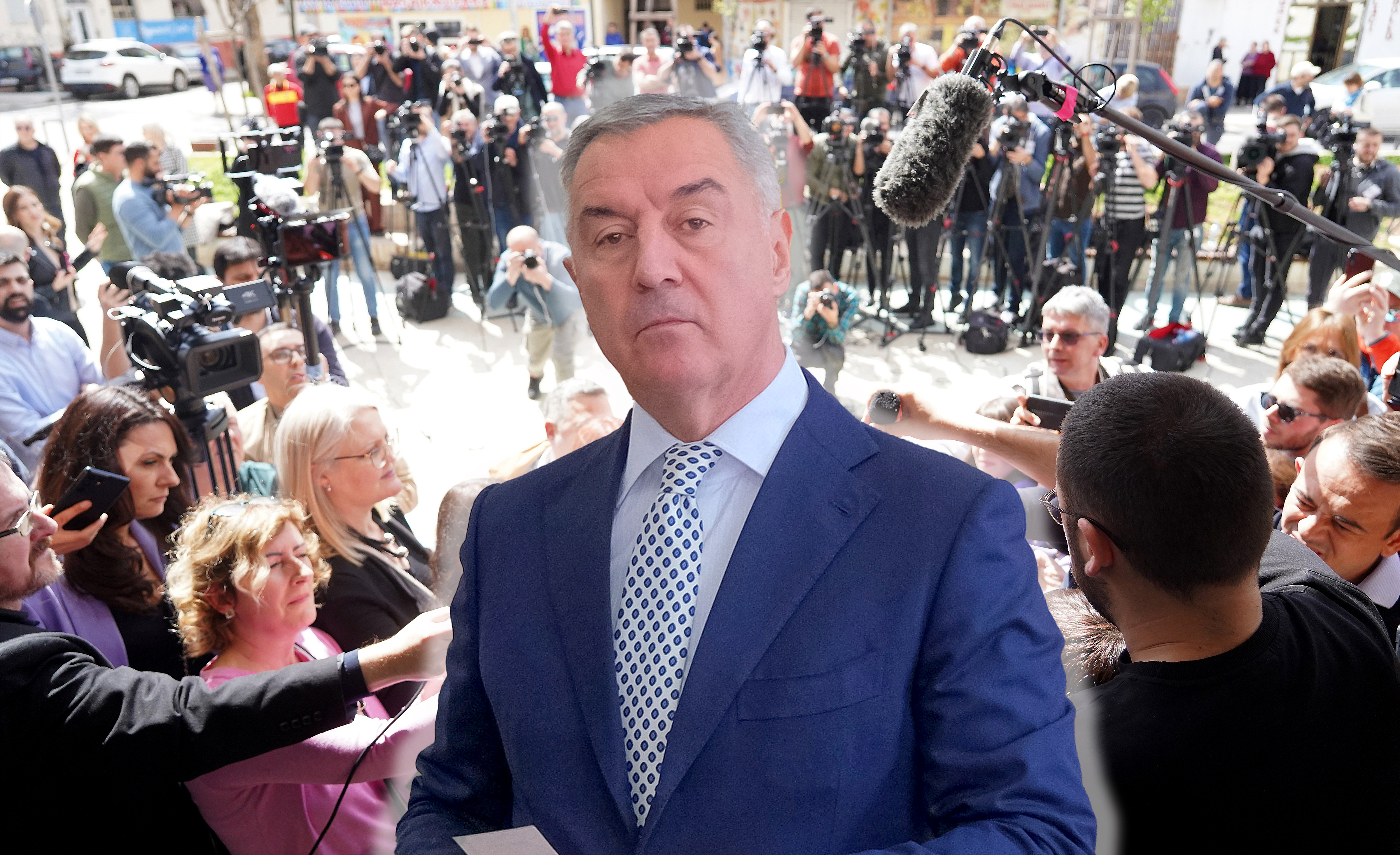 The current president of the state and president of DPS and candidate in the elections, Milo Djukanovic, used his civic duty and voted in the "Savo Pejanovic" Elementary School.