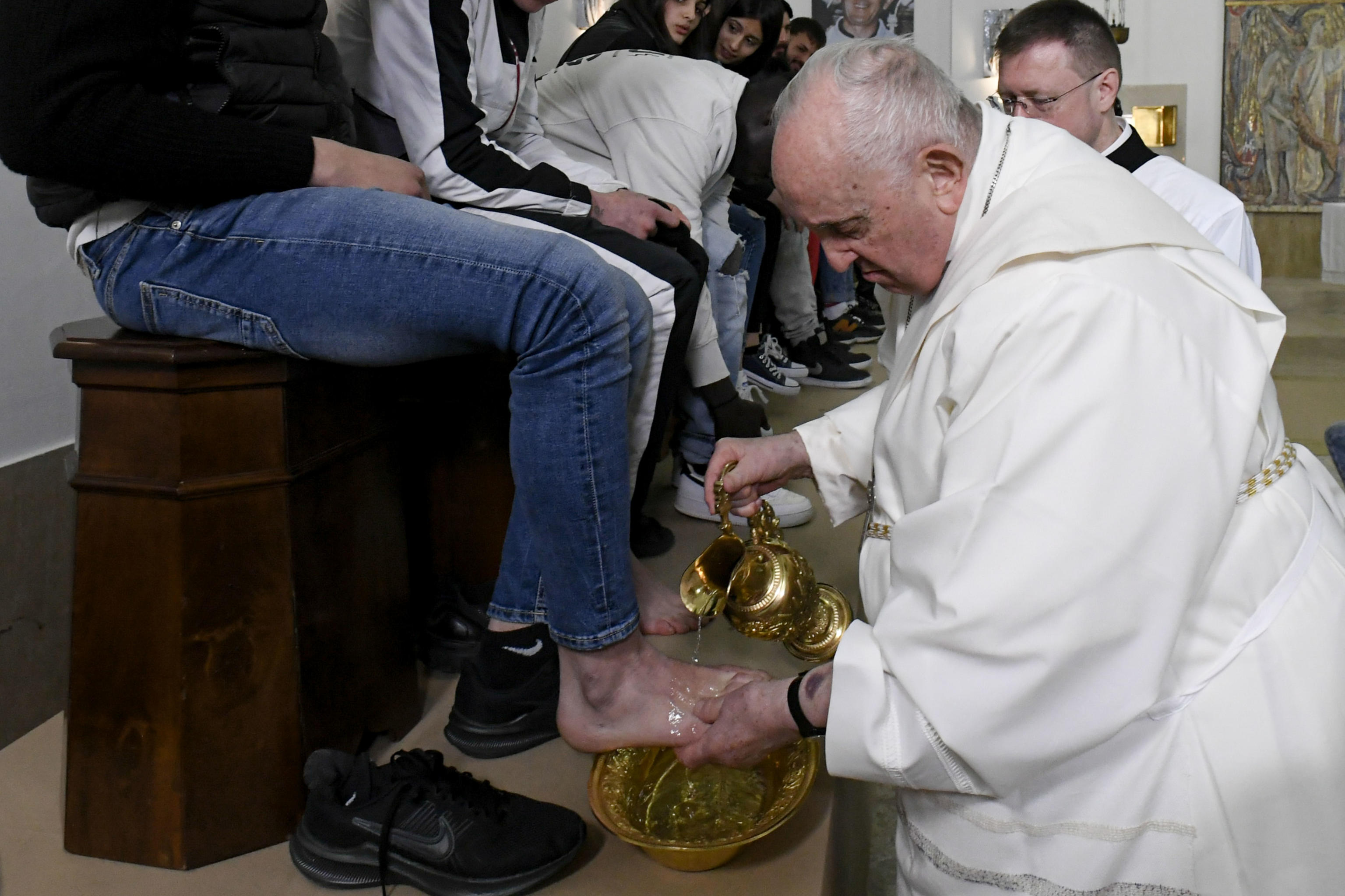 Pope Francis washes the feet of young prisoners in the rite of washing of feet