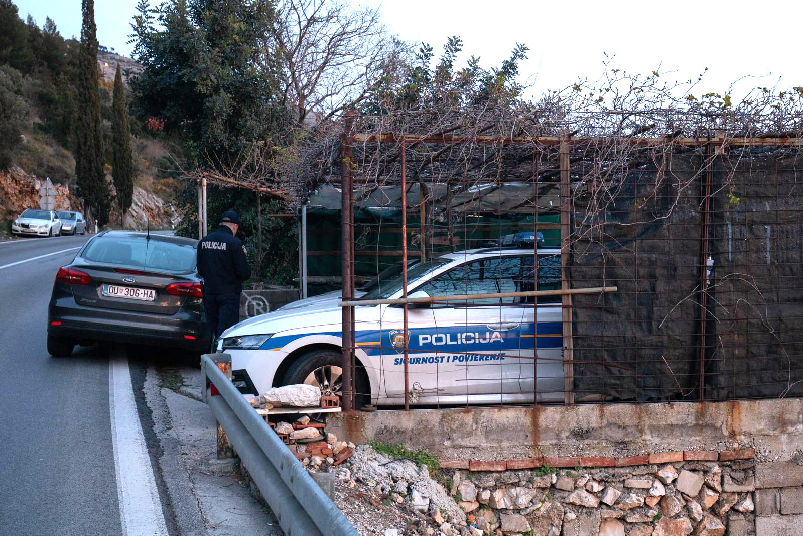 07.04.2023. Dubrovnik - Oko 17:20 sati u kuci na Kantafigu pronadjeno je tijelo starije muske osobe.Ozljede upucuju na nasilnu smrt. Uhicena je osoba koja se dovodu u vezu s dogadjajem, a ocevid je u tijeku. Photo: Grgo Jelavic/PIXSELL