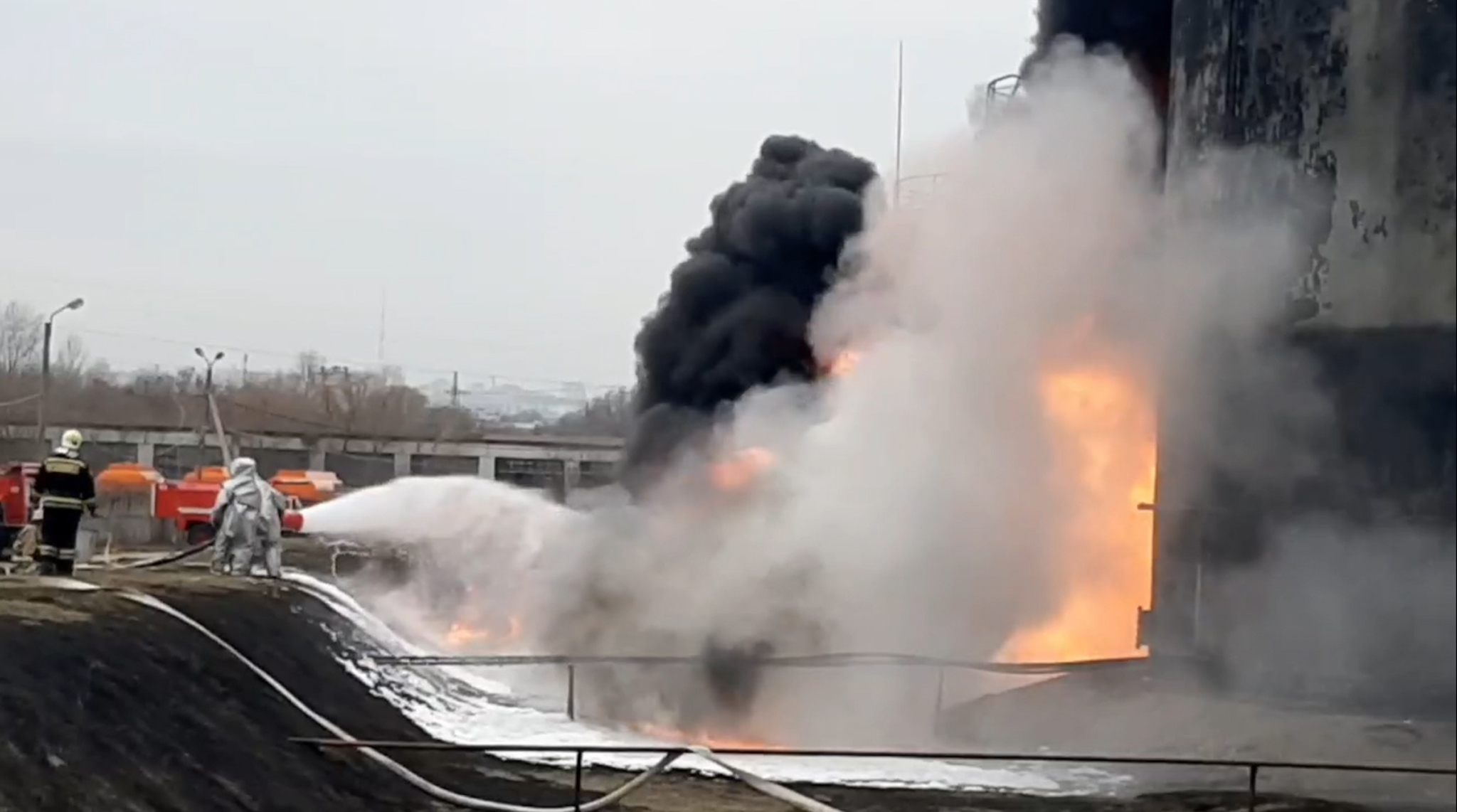 Ukrajinci napali skladište goriva u Belgorodu, Rusija Oil depot burns after alleged airstrike in the city of Belgorod, Russia
