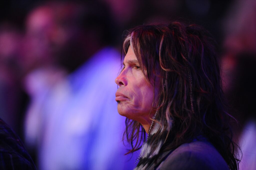 epa02594352 US singer Steven Tyler during the NBA All-Star game at Staples Center in Los Angeles, California, USA 20 February 2011.  EPA/LARRY W. SMITH