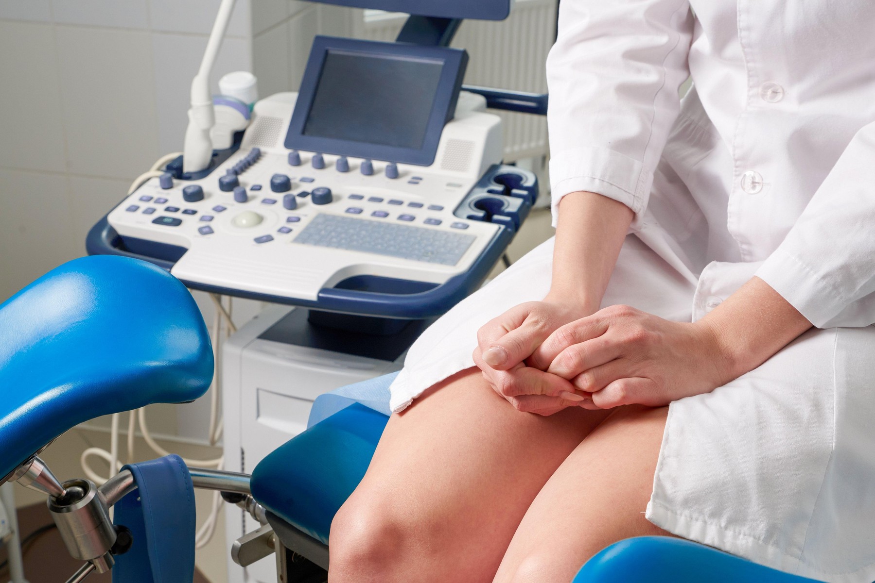 Woman at gynecologist office sitting and waiting for a doctor with test result,Image: 511189276, License: Royalty-free, Restrictions: , Model Release: no, Credit line: Maria Kraynova / Alamy / Alamy / Profimedia