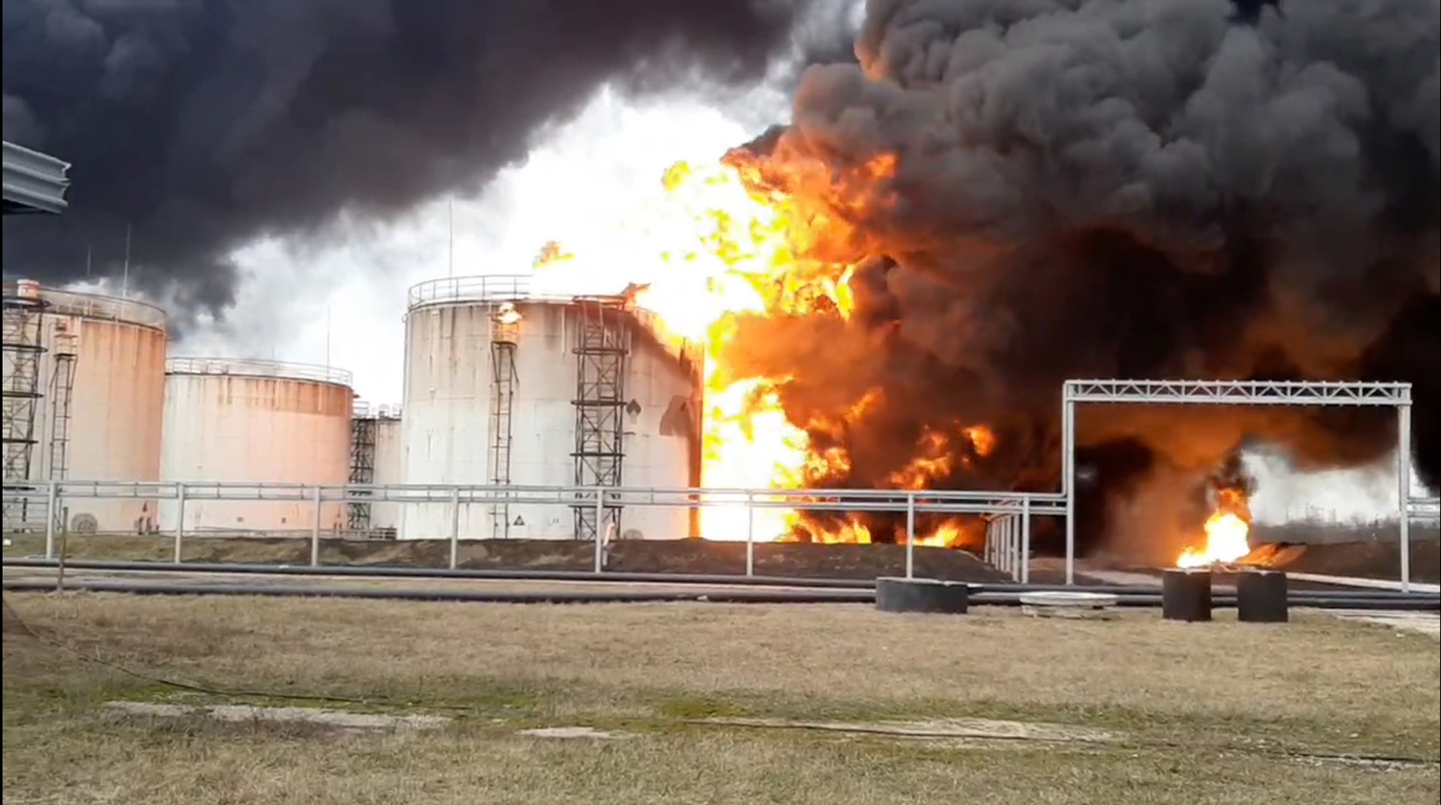 Ukrajinci napali skladište goriva u Belgorodu, Rusija Oil depot burns after alleged airstrike in the city of Belgorod, Russia