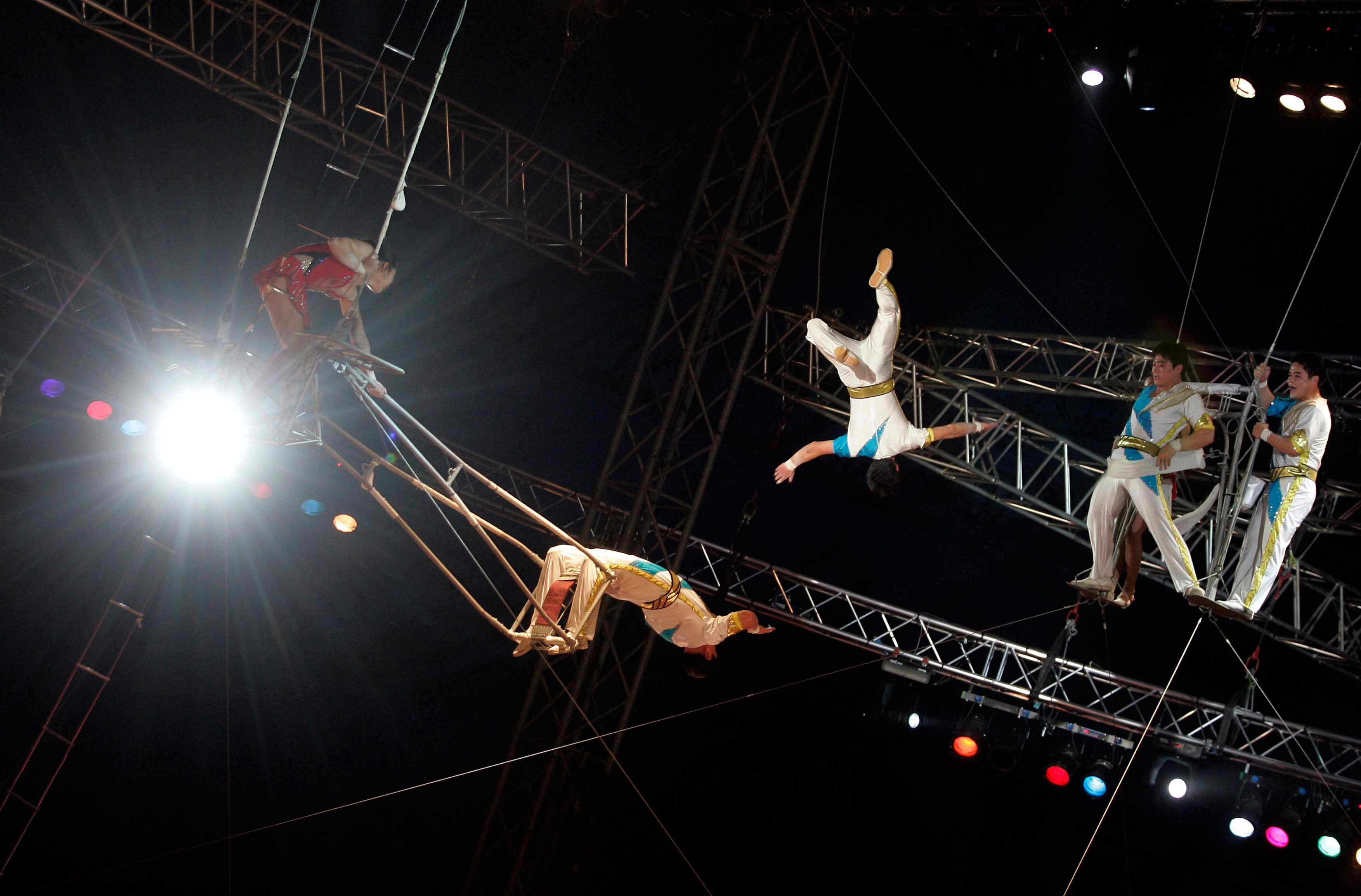 Der Weltweihnachtscircus gastiert vom 11 Dezember bis 6 Januar in Stuttgart Doppeltes Fliegendes Trapez aus Nordkorea,Image: 11978530, License: Rights-managed, Restrictions: , Model Release: no, Credit line: Thorsten Eckert / Alamy / Profimedia