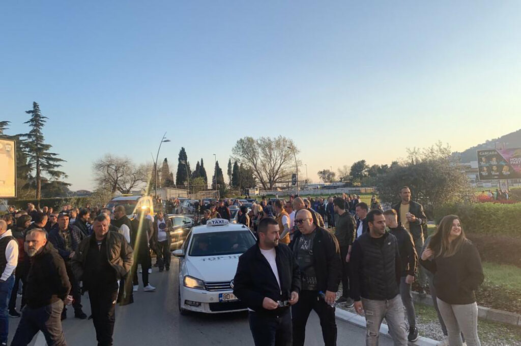 Protest podrške Božoviću: Blokiran kružni tok na ulazu u Budvu