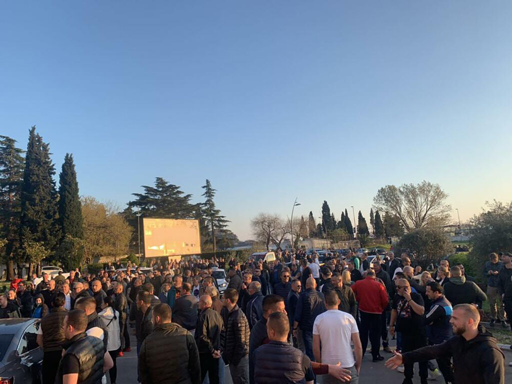 Protest podrške Božoviću: Blokiran kružni tok na ulazu u Budvu