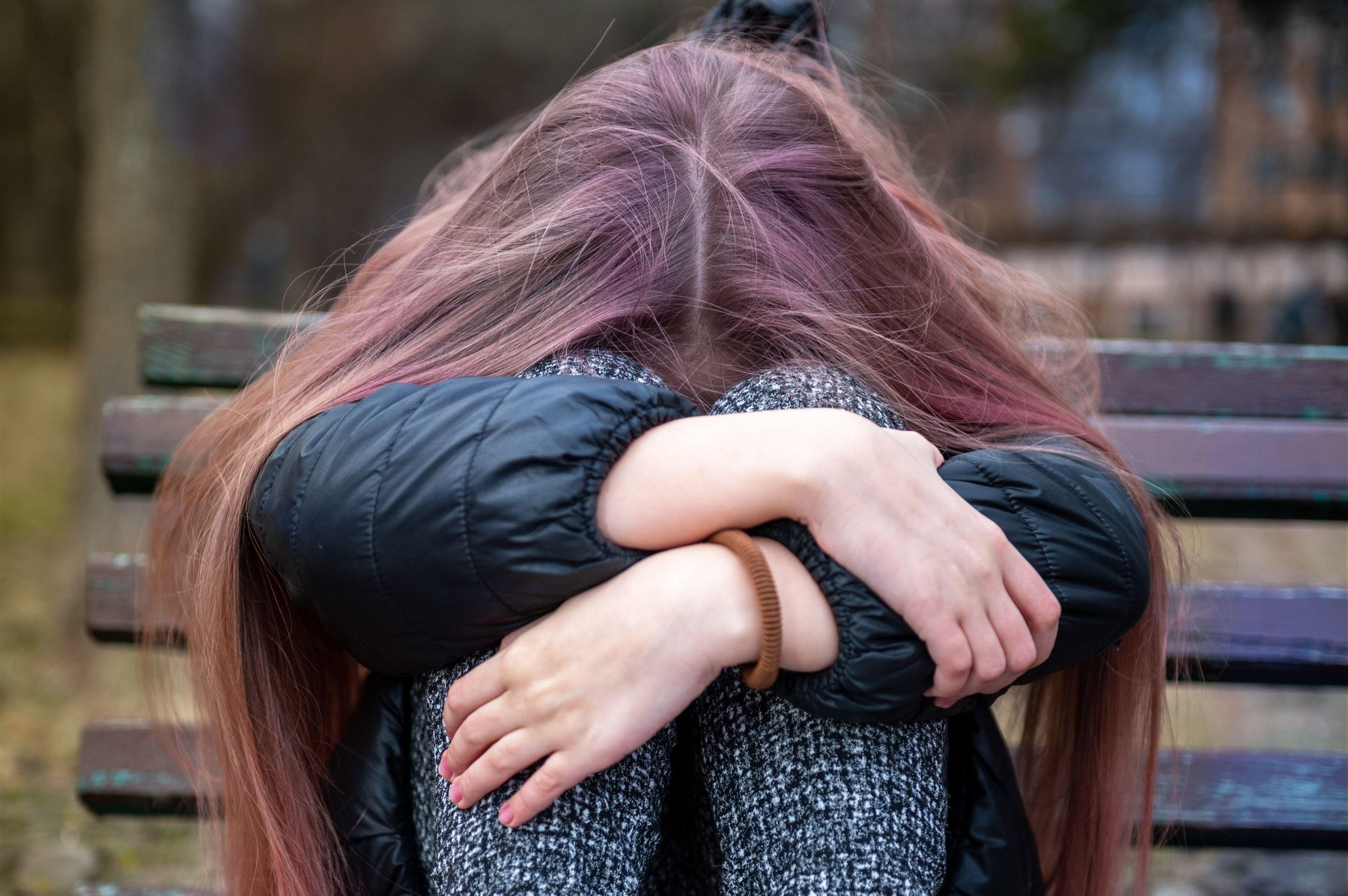 Sad depressed young girl sitting on a bench in a park,Image: 499413630, License: Royalty-free, Restrictions: , Model Release: yes, Credit line: Andrii Savchenko / Alamy / Alamy / Profimedia