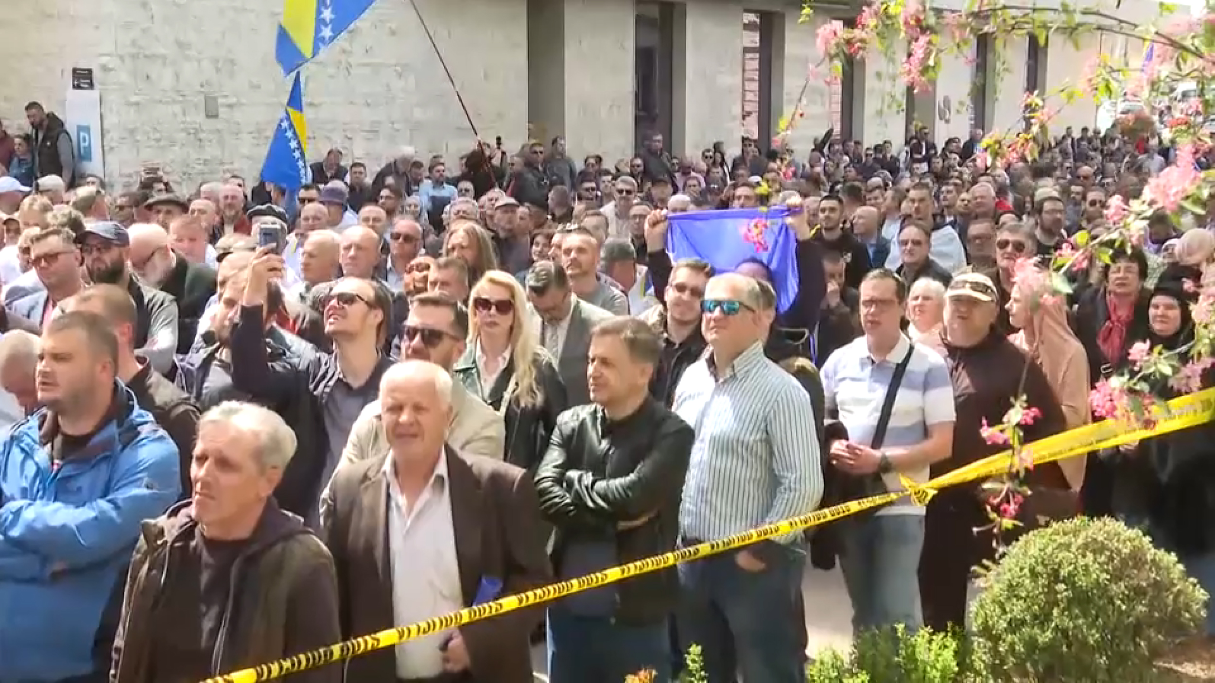 Građani protestuju ispred Parlamenta FBiH, nastavljena sjednica nakon 2 pauze
