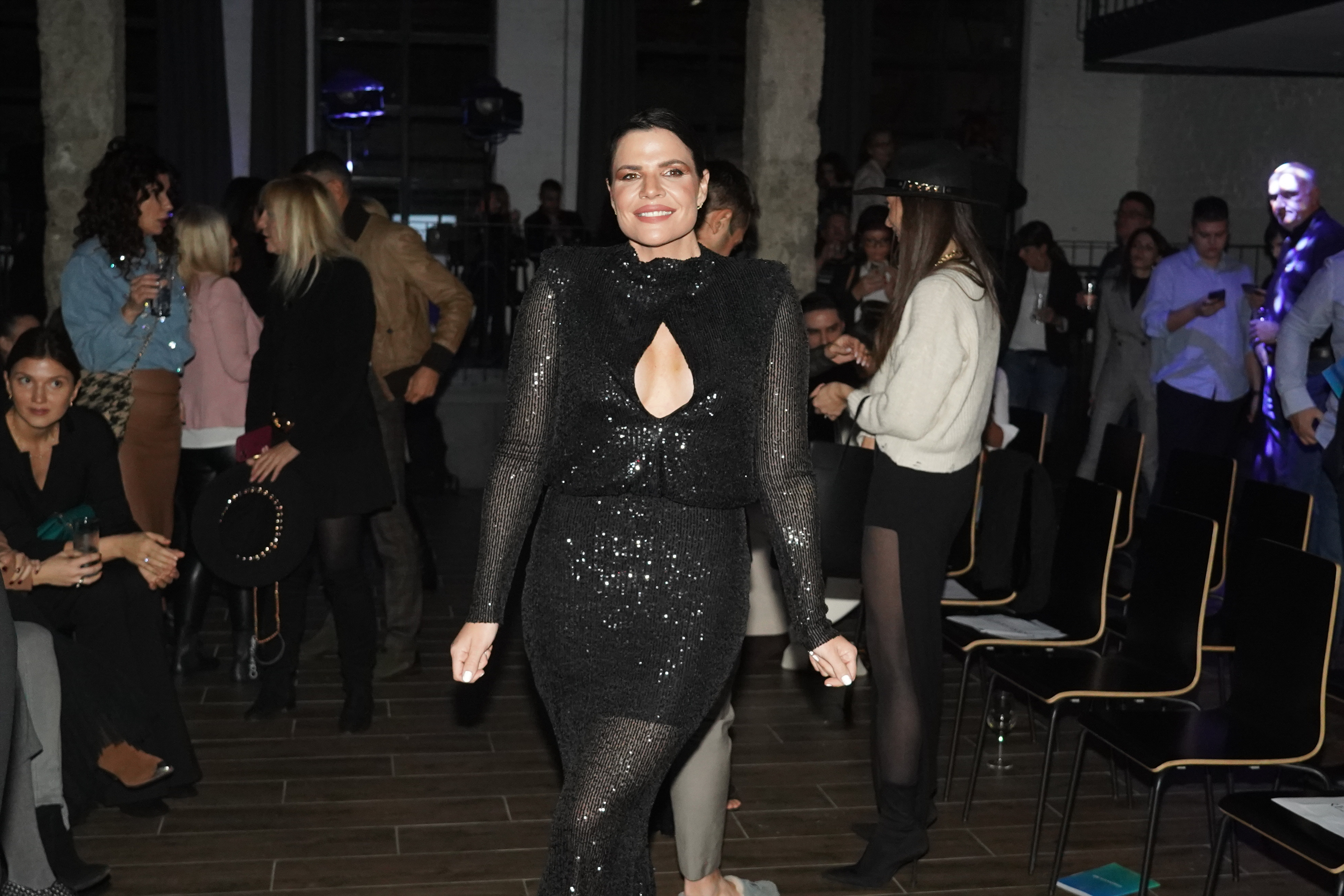 The first fashion show under the name "Epoch" by designer Olivera Siljegovic.Prva modna revija pod imenom "Epoch" dizajnerke Olivere Siljegovic.