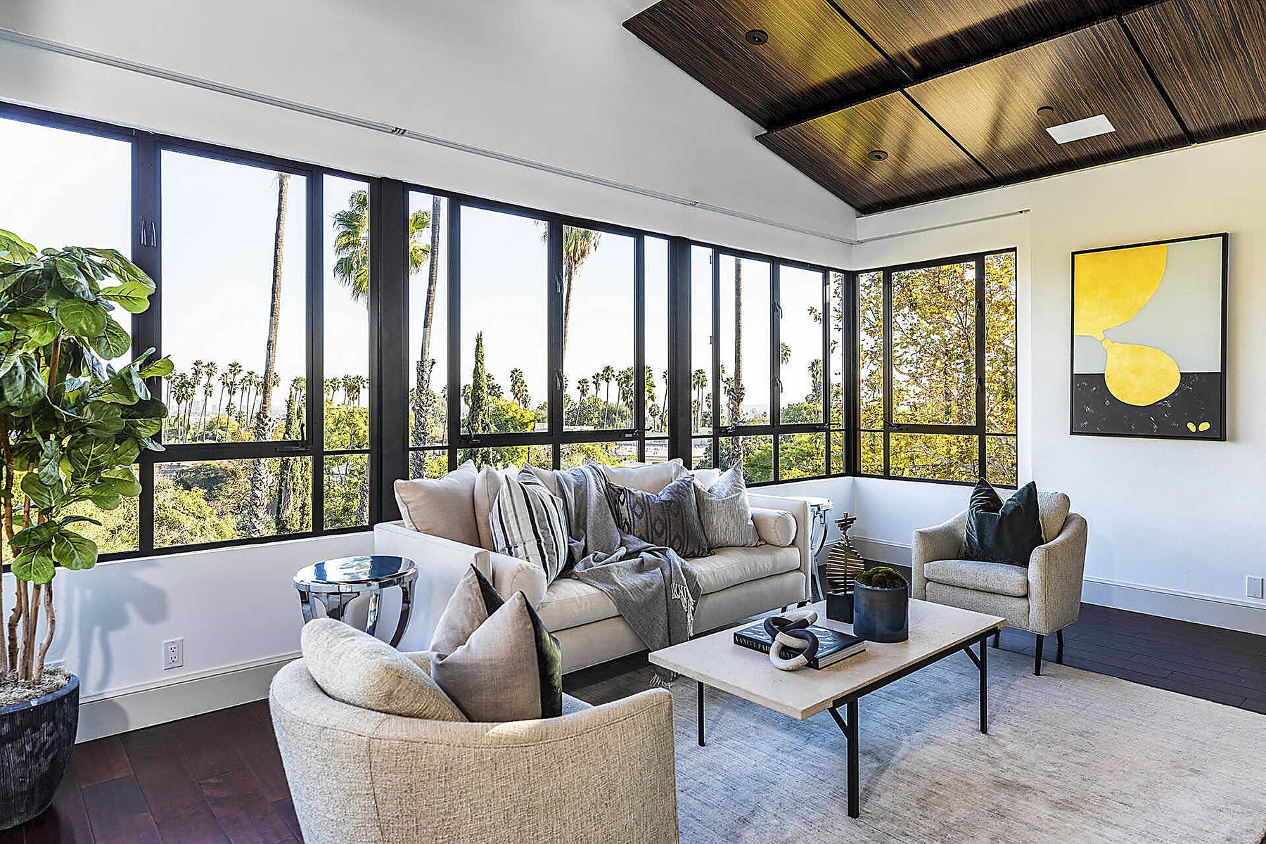 Rihanna Has Listed Her Hollywood Hills Estate For $ 7.8 Million Dollars