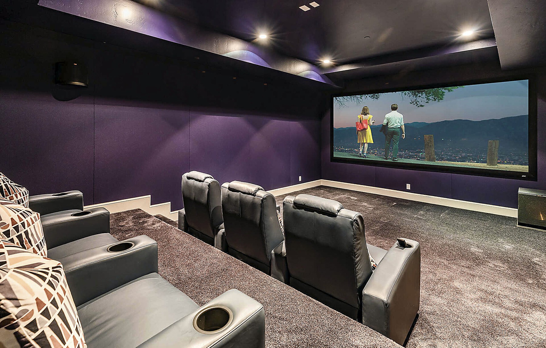 Rihanna Has Listed Her Hollywood Hills Estate For $ 7.8 Million Dollars