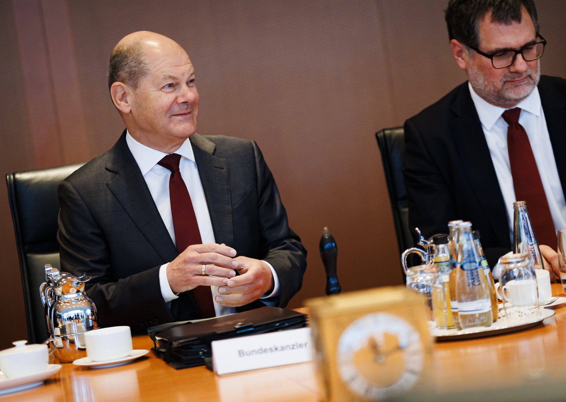 Olaf Scholz (SPD), Bundeskanzler, und Wolfgang Schmidt (SPD), Chef des Bundeskanzleramtes, aufgenommen im Rahmen der woe