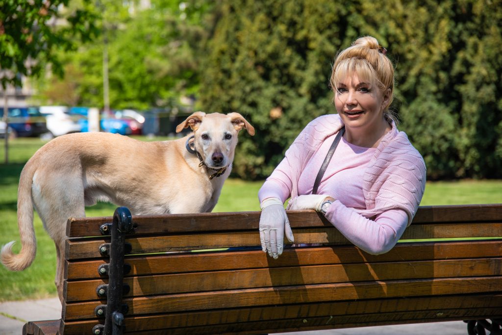 Beograd 24.04.2020. Suzana Mančić, voditeljka, intervju, šetnja, pas, rukavice Foto: Dragan Mujan/Nova.rs