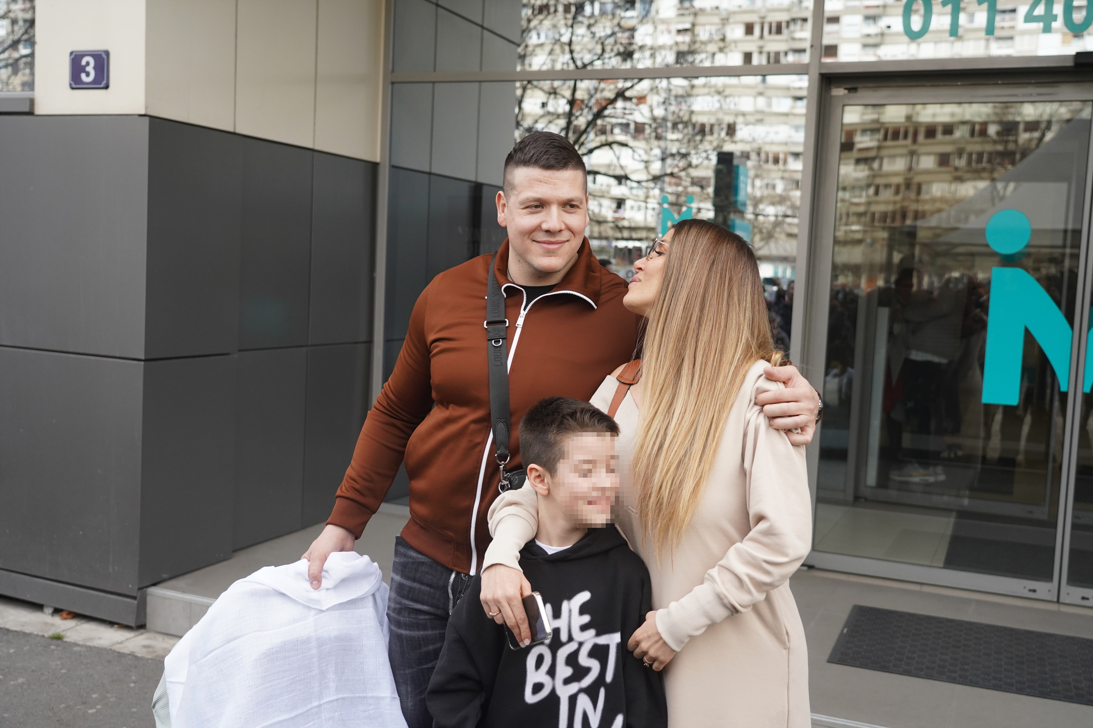 Singer Sloba Radanovic took his wife Jelena and son Damjan out of the maternity ward of the MediGroup hospital.Pevac Sloba Radanovic je izveo suprugu Jelenu i sina Damjana iz porodilista bolnice MediGroup.