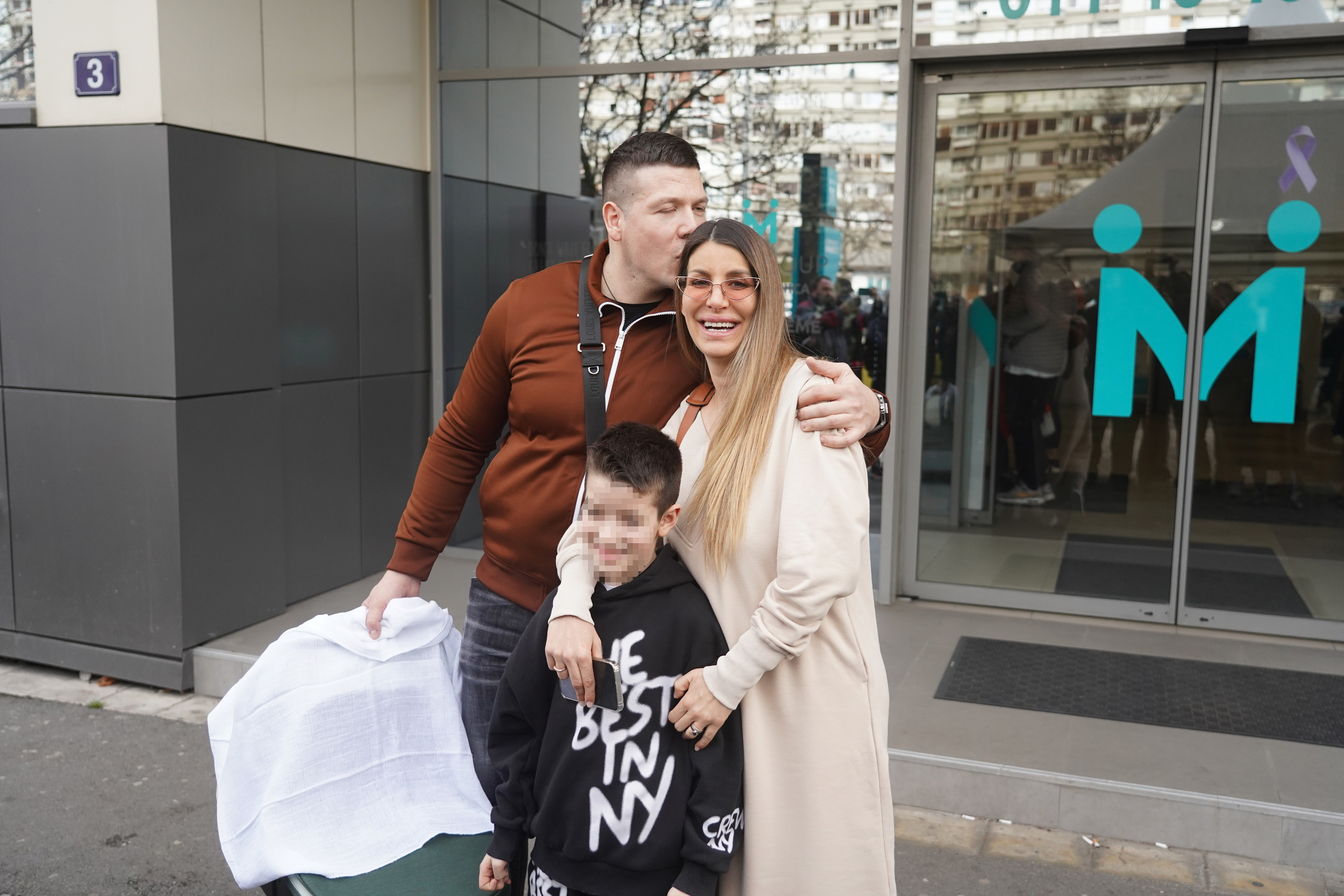 Singer Sloba Radanovic took his wife Jelena and son Damjan out of the maternity ward of the MediGroup hospital.Pevac Sloba Radanovic je izveo suprugu Jelenu i sina Damjana iz porodilista bolnice MediGroup.