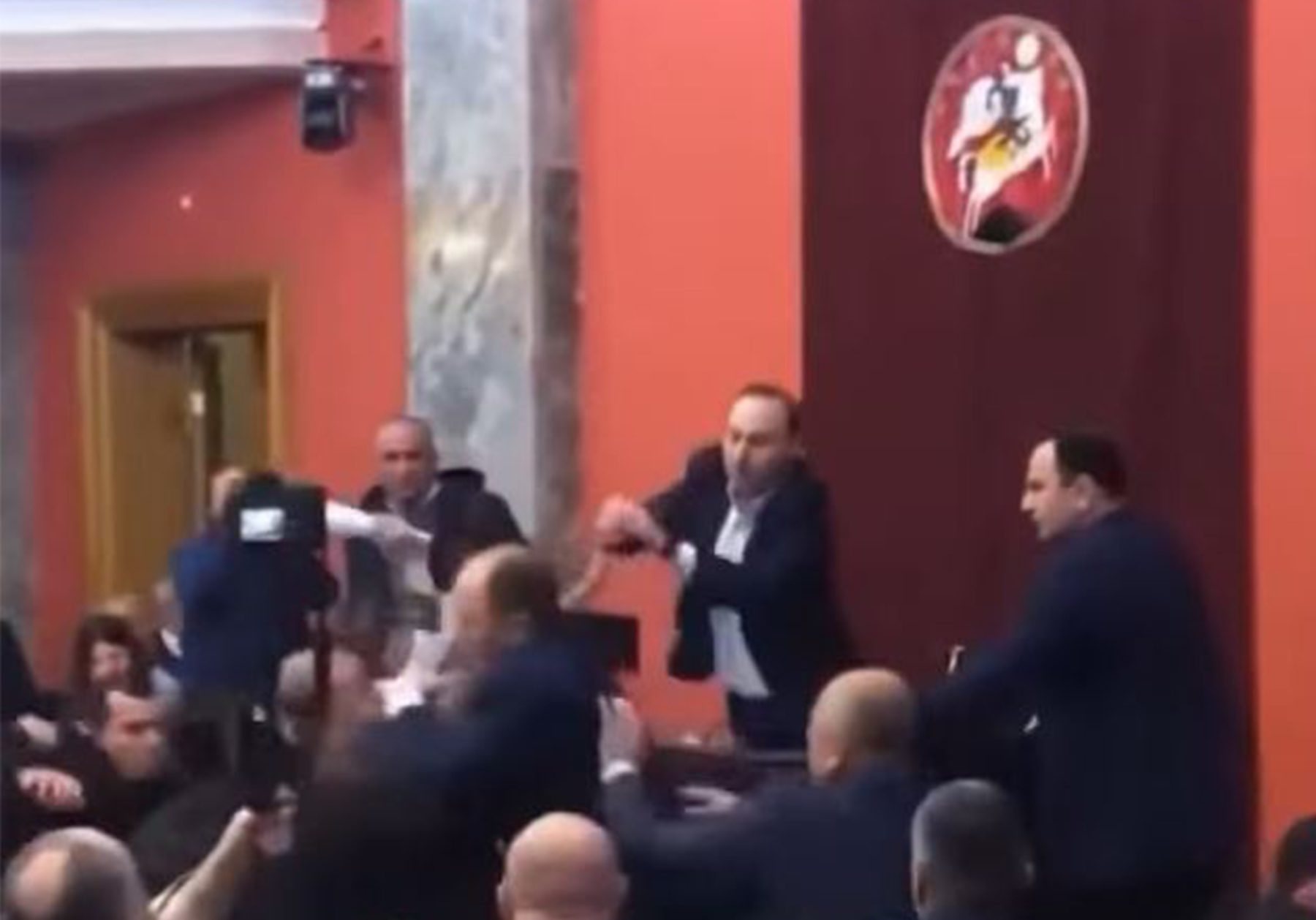 Sevale pesnice u gruzijskom parlamentu, potukli se poslanici