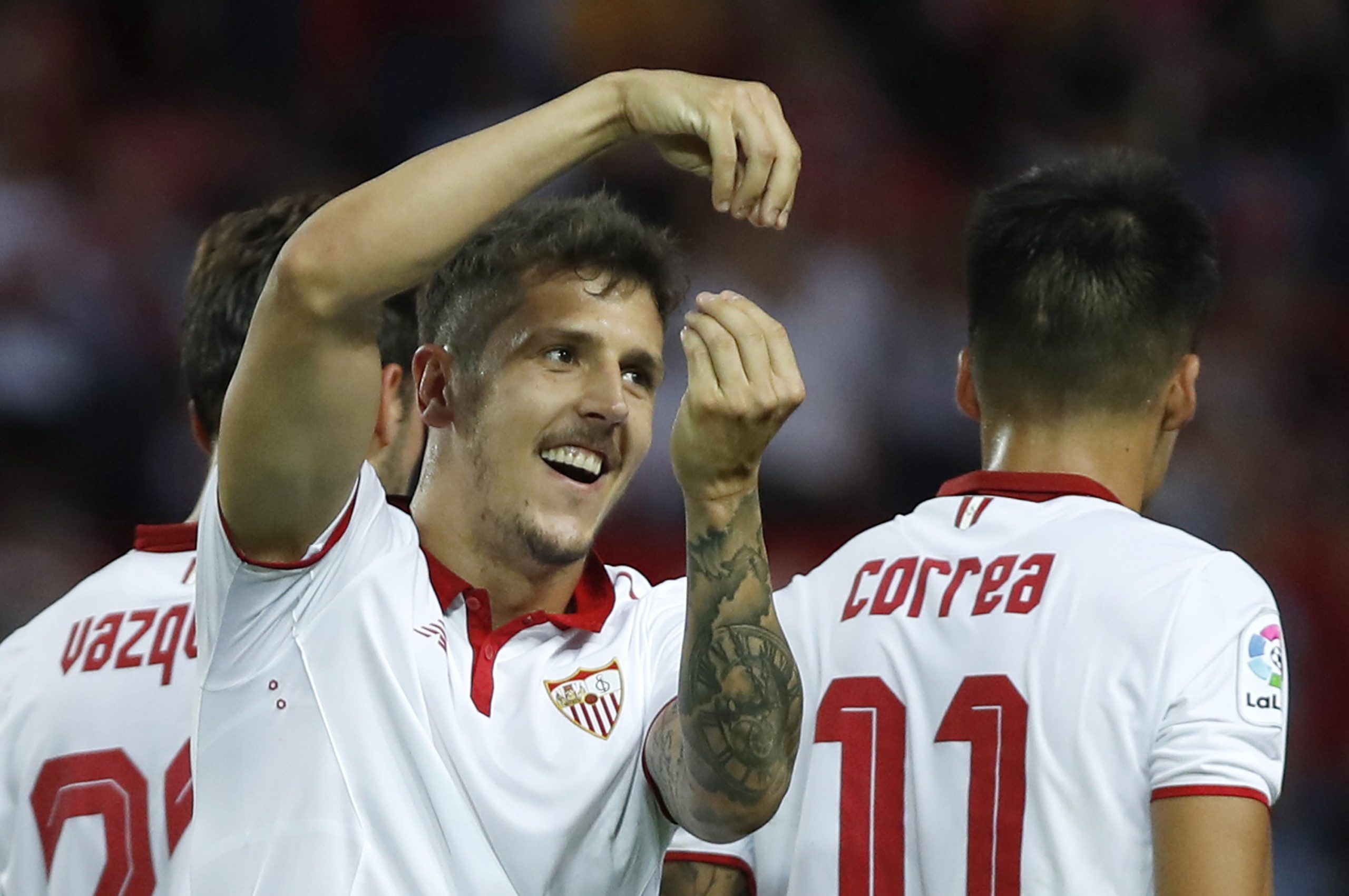 epa05977626 Sevilla´s Montenegrian striker Stevan Jovetic celebrates after scoring against Osasuna during their Spanish First Division soccer match played at Sanchez-Pizjuan stadium in Sevilla, Spain, 20 May 2017.  EPA/JULIO MUNOZ