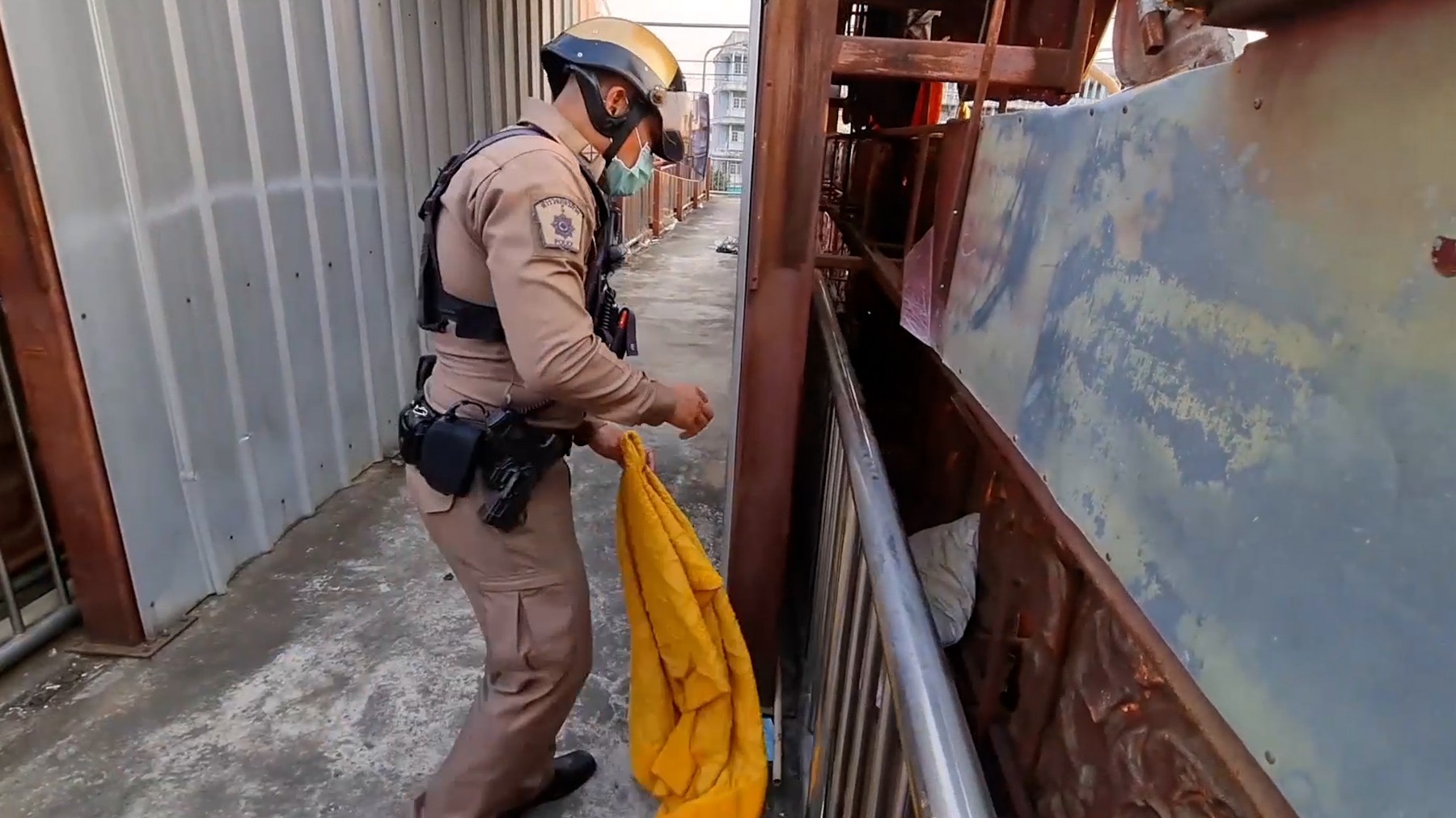 Police arrest randy locals seen having threesome on a bridge in Thailand