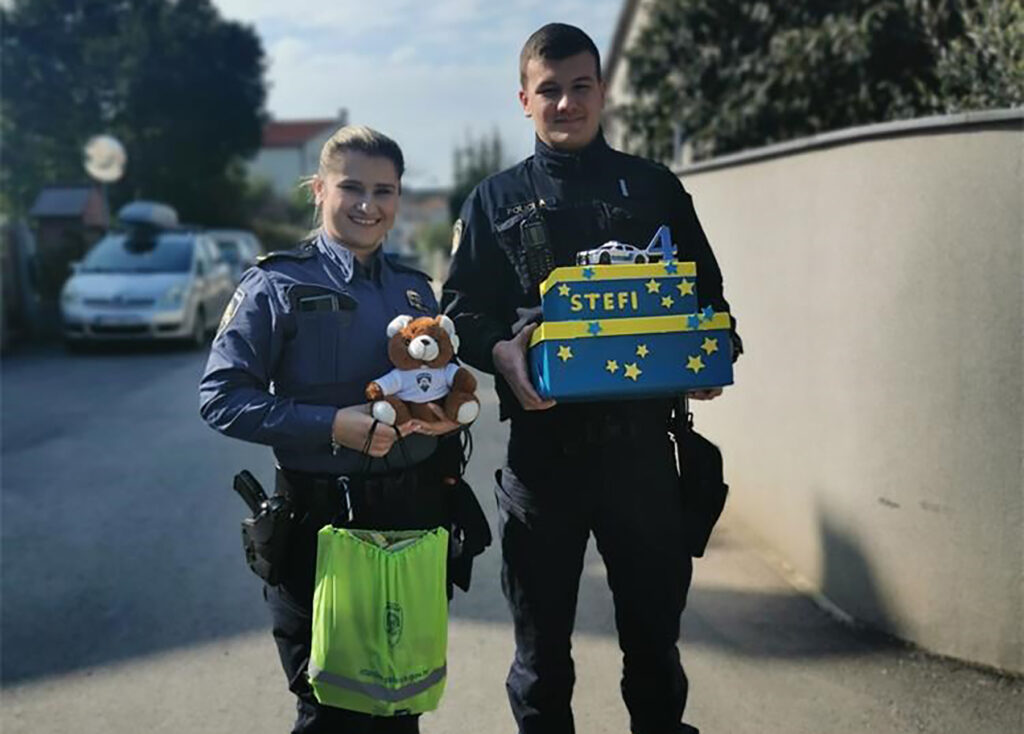 Policijski službenici iznenadili malog Aleksandra za rođendan