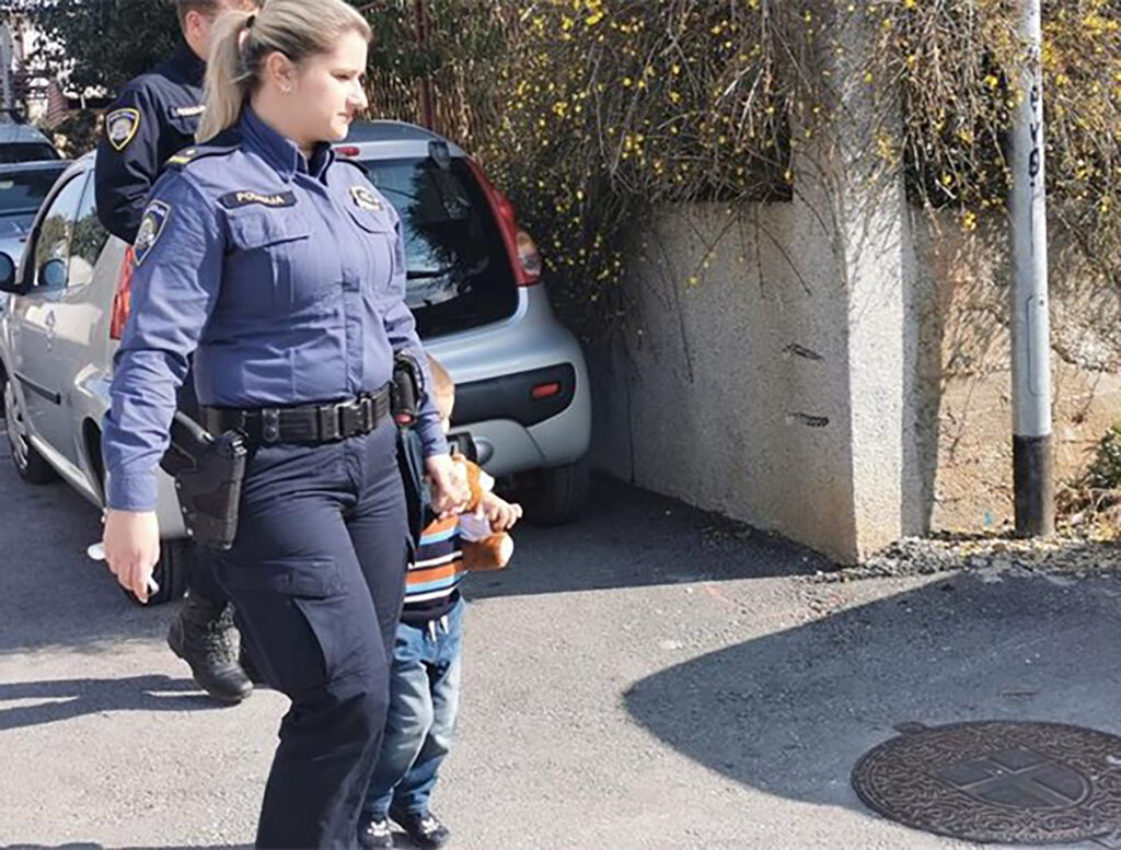Policijski službenici iznenadili malog Aleksandra za rođendan