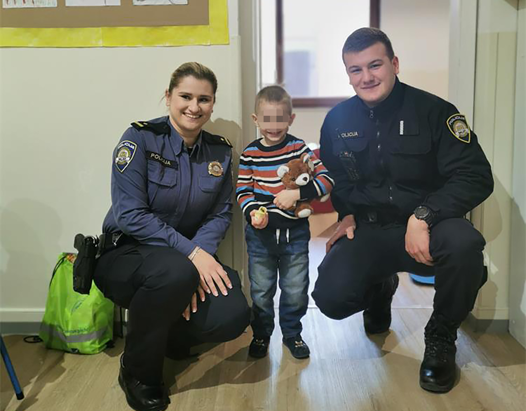 Policijski službenici iznenadili malog Aleksandra za rođendan