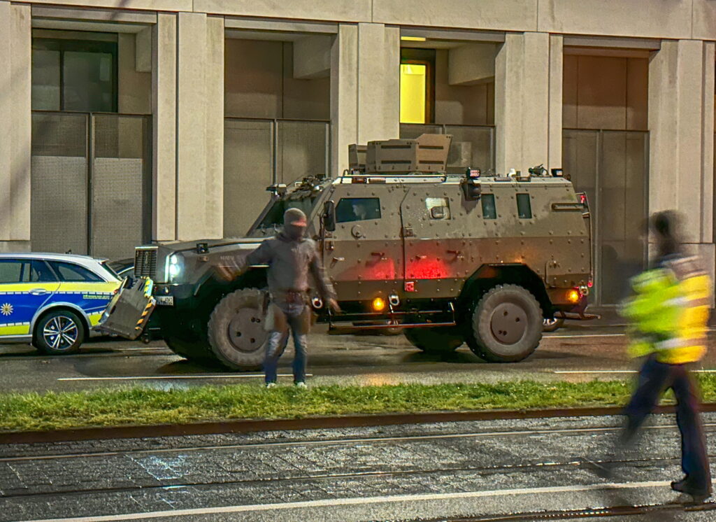 epa10514052 Police secure the perimeter at a pharmacy where a hostage-taking is ongoing in Karlsruhe, Germany, 10 March 2023. Police in Karlsruhe told public to avoid the area as a hostage was taken in a pharmacy.  EPA-EFE/Fabian Geyer/ER24