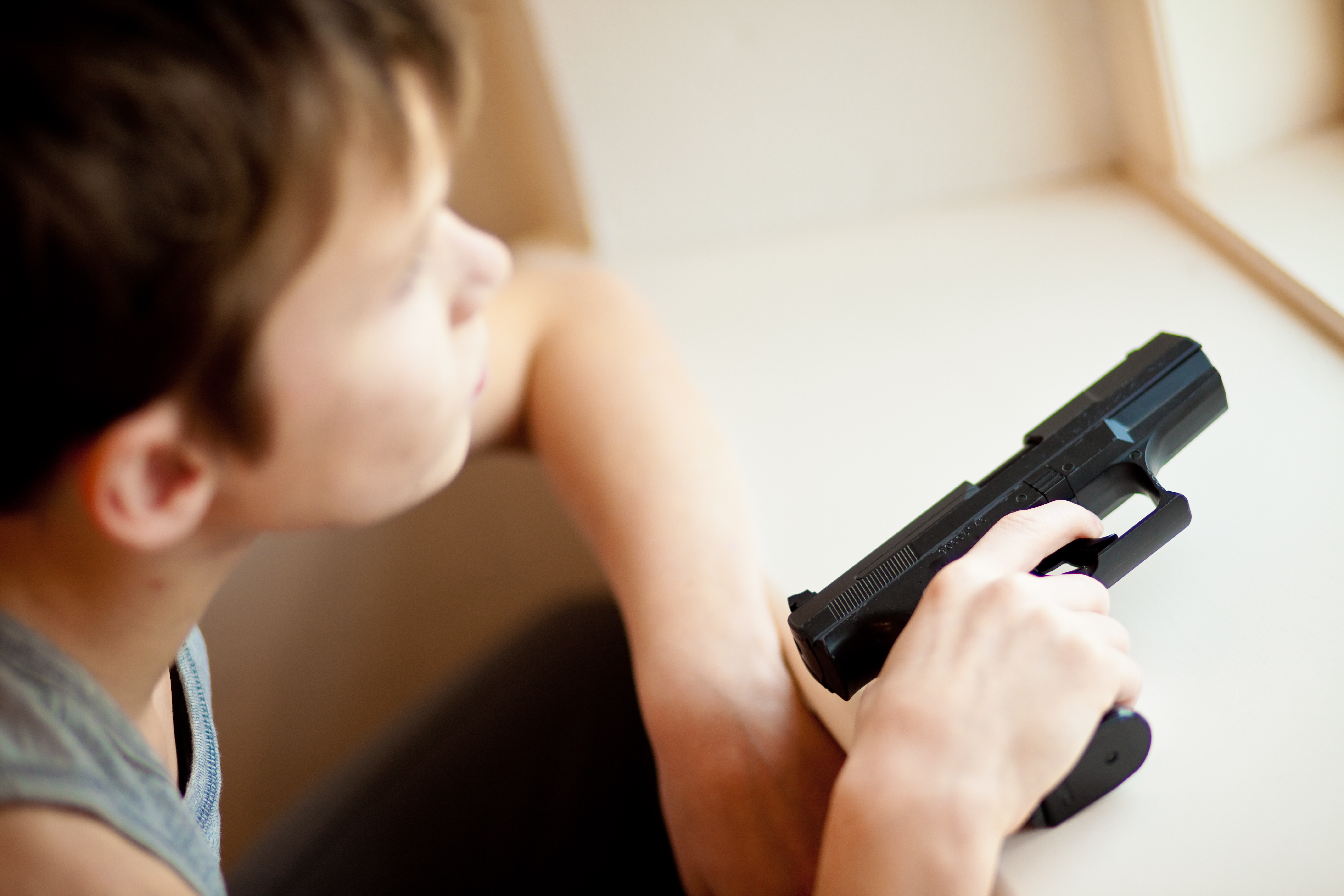 Dete, pištolj, oružje