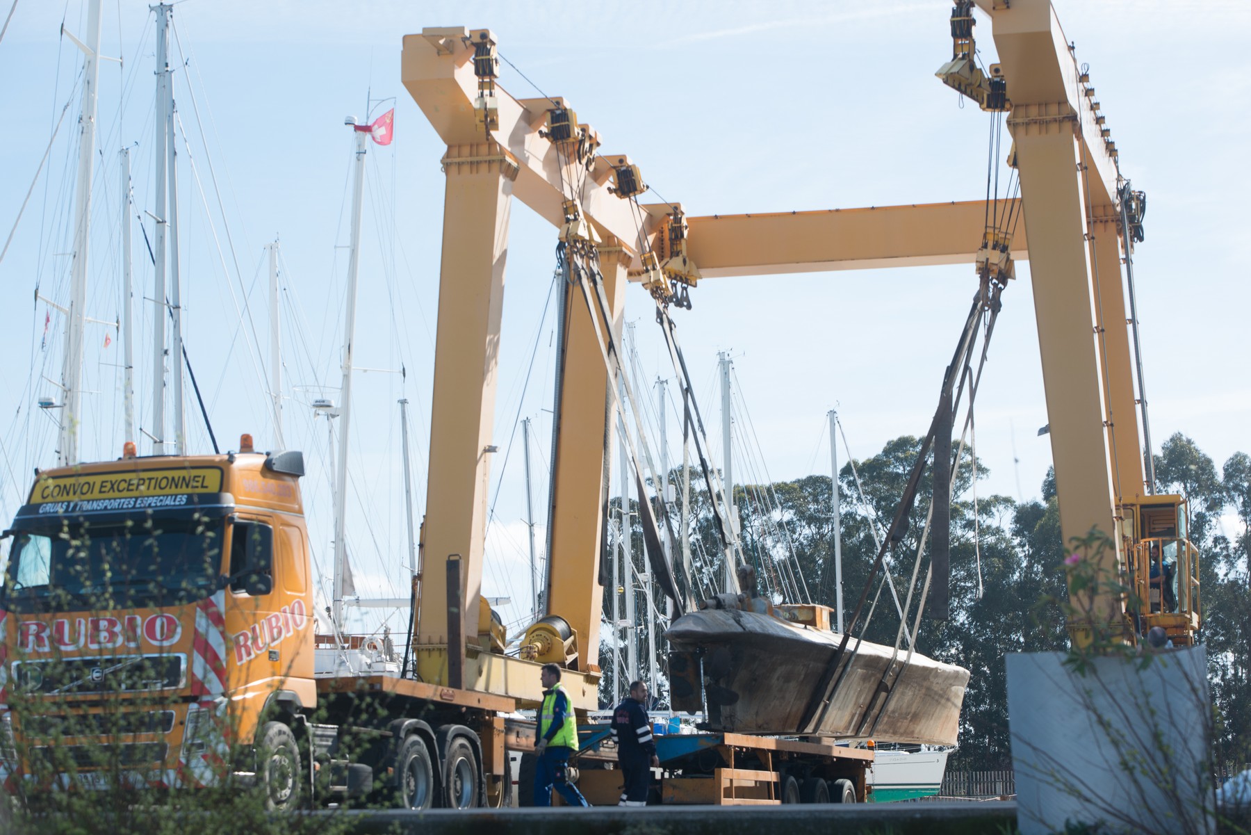 Narco-submarine found in Arousa estuary transferred to Vilagarcía port