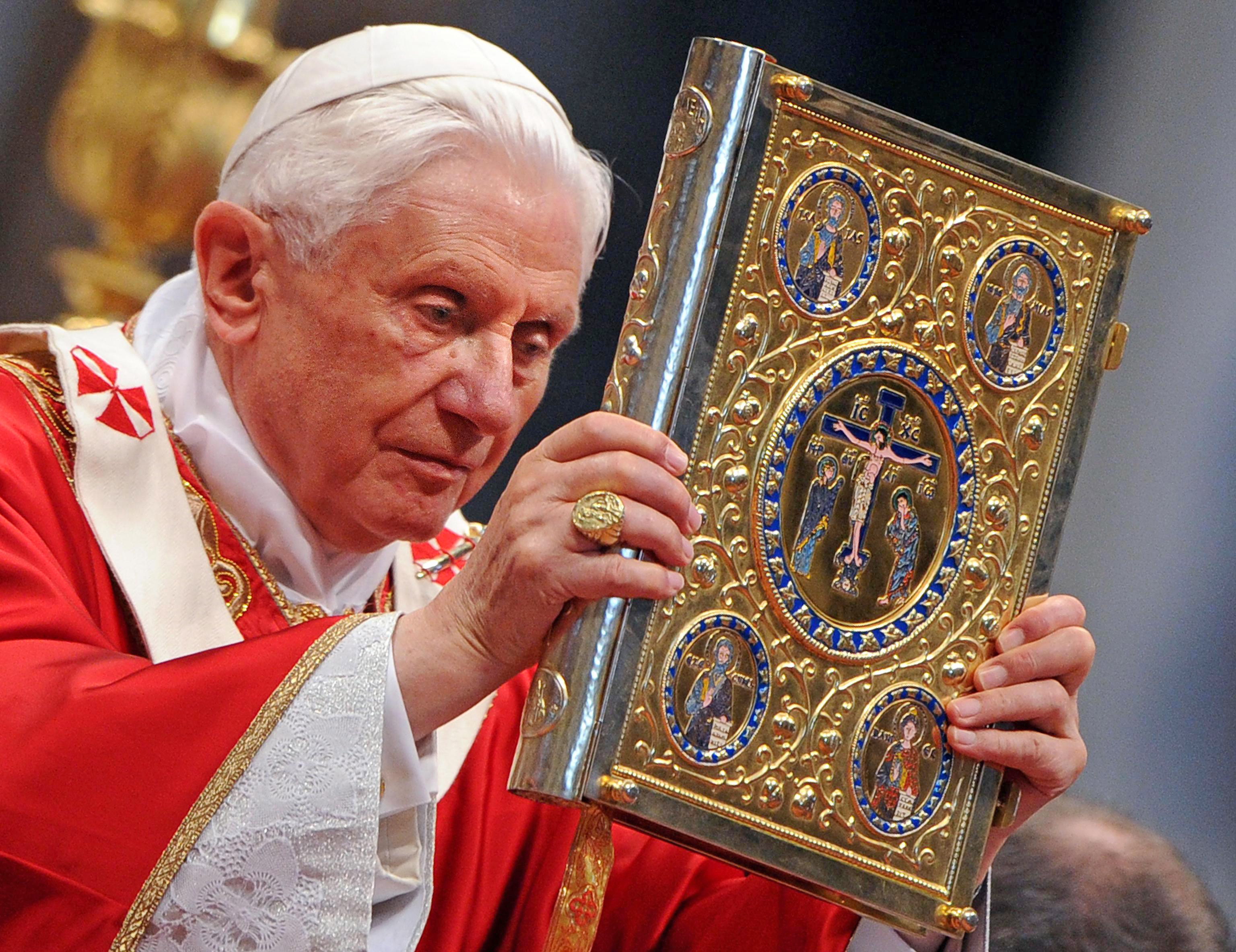 German media: former Pope Benedict XVI is seriously ill