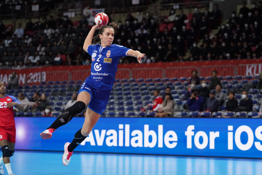epa08038605 Sanja Radosavljevic of Serbia shoots during the IHF Women's World Championship match between Cuba and Serbia in Kumamoto, Japan, 02 December 2019.  EPA-EFE/HIROSHI YAMAMURA