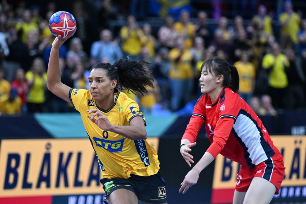 epa11006349 Swedens Jamina Roberts and Chinas Xinyao Zhao in action during the IHF Women's World Handball Championship Group A match between Sweden and China in Gothenburg, Sweden, 01 December 2023.  EPA-EFE/Bjorn Larsson Rosvall SWEDEN OUT