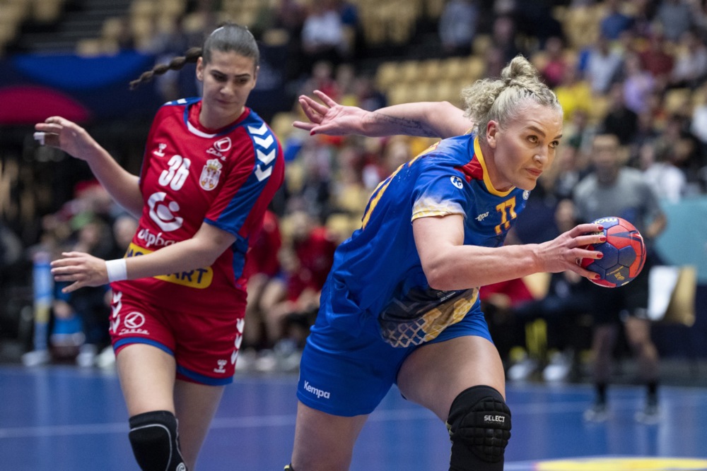 epa11009596 Crina Pintea of Romania in action with Emilija Lazic of Serbia during the IHF Women's World Handball Championship Group E match between Romania and Serbia, in Herning, Denmark, 03 December 2023.  EPA-EFE/Bo Amstrup  DENMARK OUT
