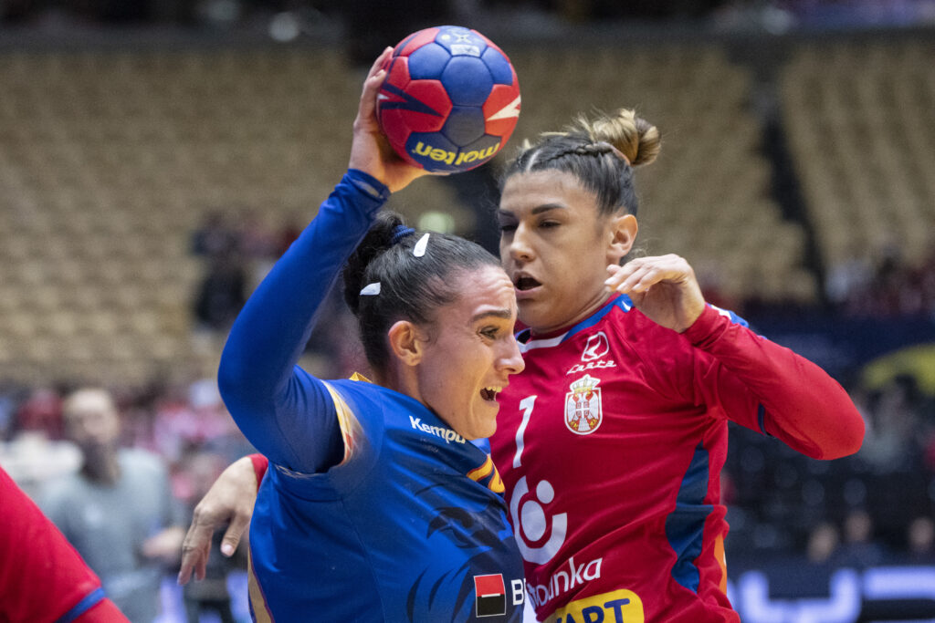 epa11009595 Andreea Popa of Romania in action with Aleksandra Vukajlovicof Serbia during the IHF Women's World Handball Championship Group E match between Romania and Serbia, in Herning, Denmark, 03 December 2023.  EPA-EFE/Bo Amstrup  DENMARK OUT