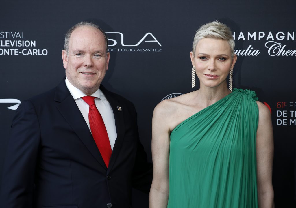 epa10019094 Prince Albert II of Monaco (L) and his wife Princess Charlene pose during the opening ceremony of the 61st Monte-Carlo Television Festival in Monaco, 17 June 2022.  EPA-EFE/SEBASTIEN NOGIER