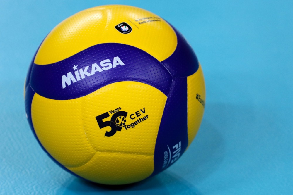 epa10850848 Official ball of CEV European Championships ahead of the EuroVolley Men 2023 round of 16 match between Italy and North Macedonia, in Bari, Italy, 09 September 2023.  EPA-EFE/NICOLA MASTRONARDI