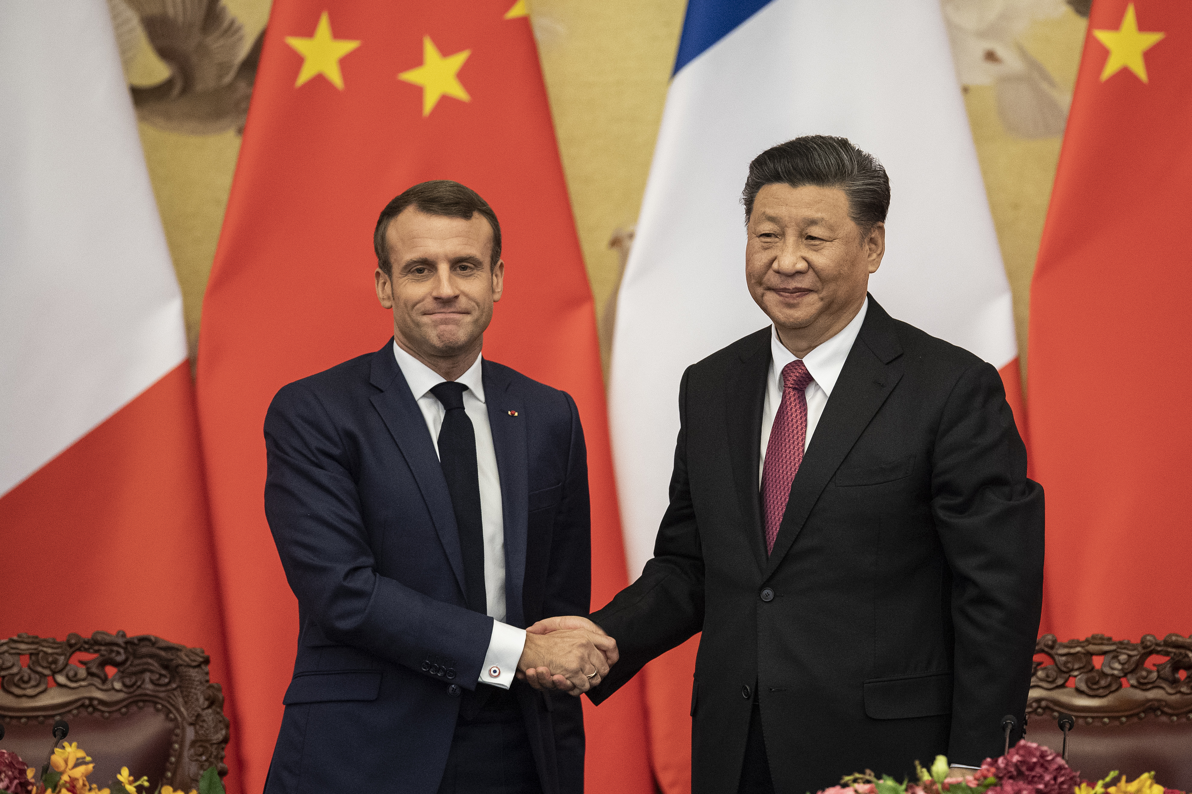 epa07975795 French President Emmanuel Macron (L) shakes hands with Chinese President Xi Jinping (R) following a signing ceremony at the Great Hall of the People in Beijing, China, 06 November 2019.  EPA-EFE/NICOLAS ASFOURI / POOL