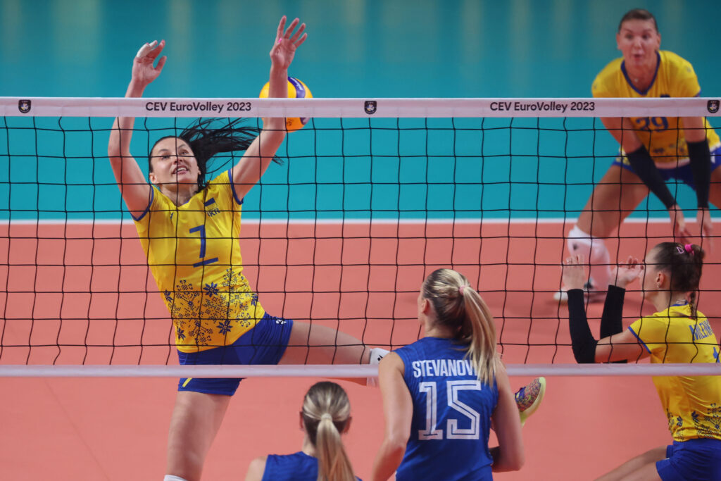 epa10805675 Ukraine player Svitlana Dorsman in action during the CEV EuroVolley 2023 pool A volleyball match between Serbia and Ukraine, in Ghent, Belgium, 18 August 2023.  EPA-EFE/OLIVIER HOSLET