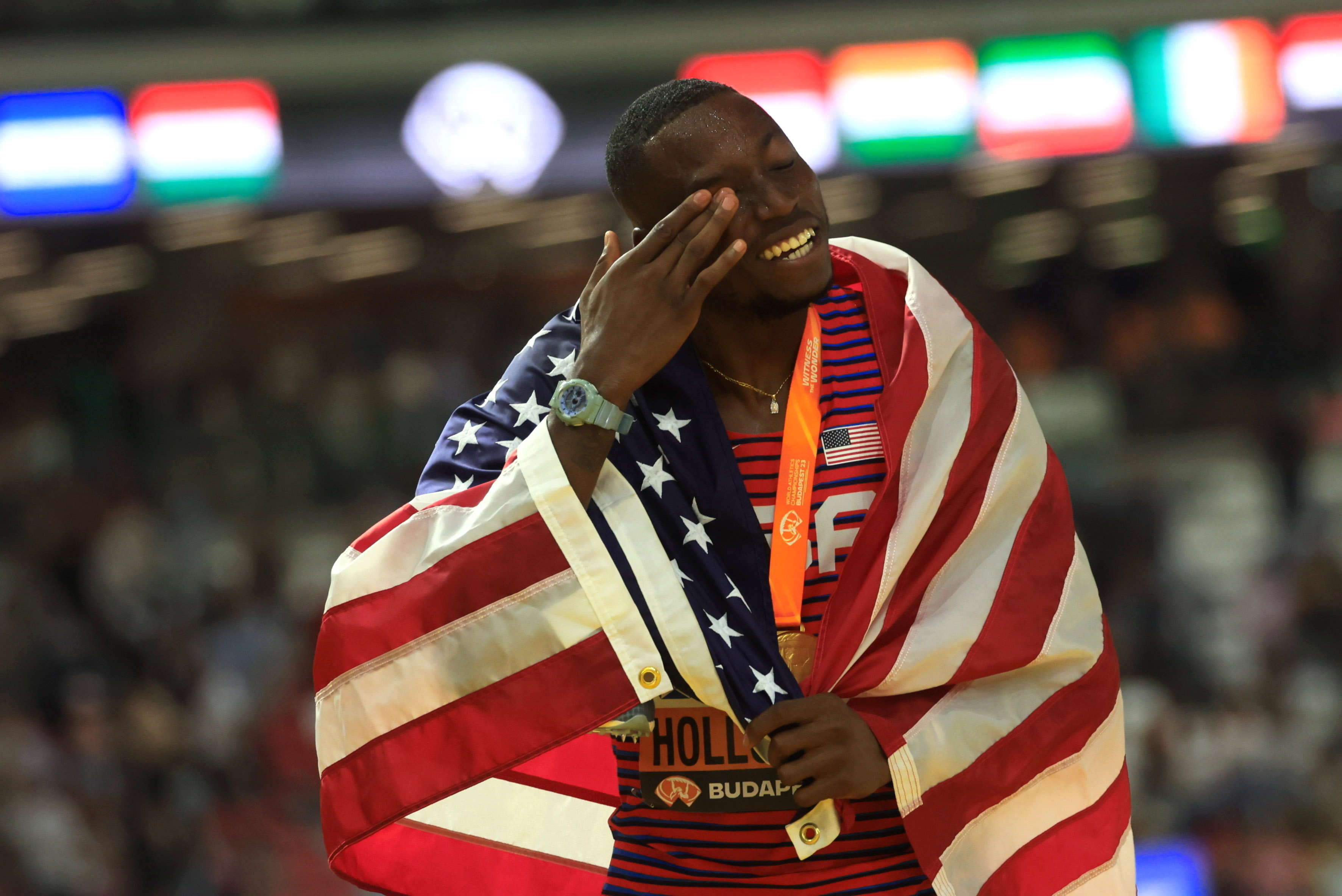 epa10812657 Grant Holloway of USA celebrates after winning the gold medal in the men's 110 Metres Hurdles of the World Athletic Championships in Budapest, Hungary, 21 August 2023.  EPA-EFE/Istvan Derencsenyi HUNGARY OUT
