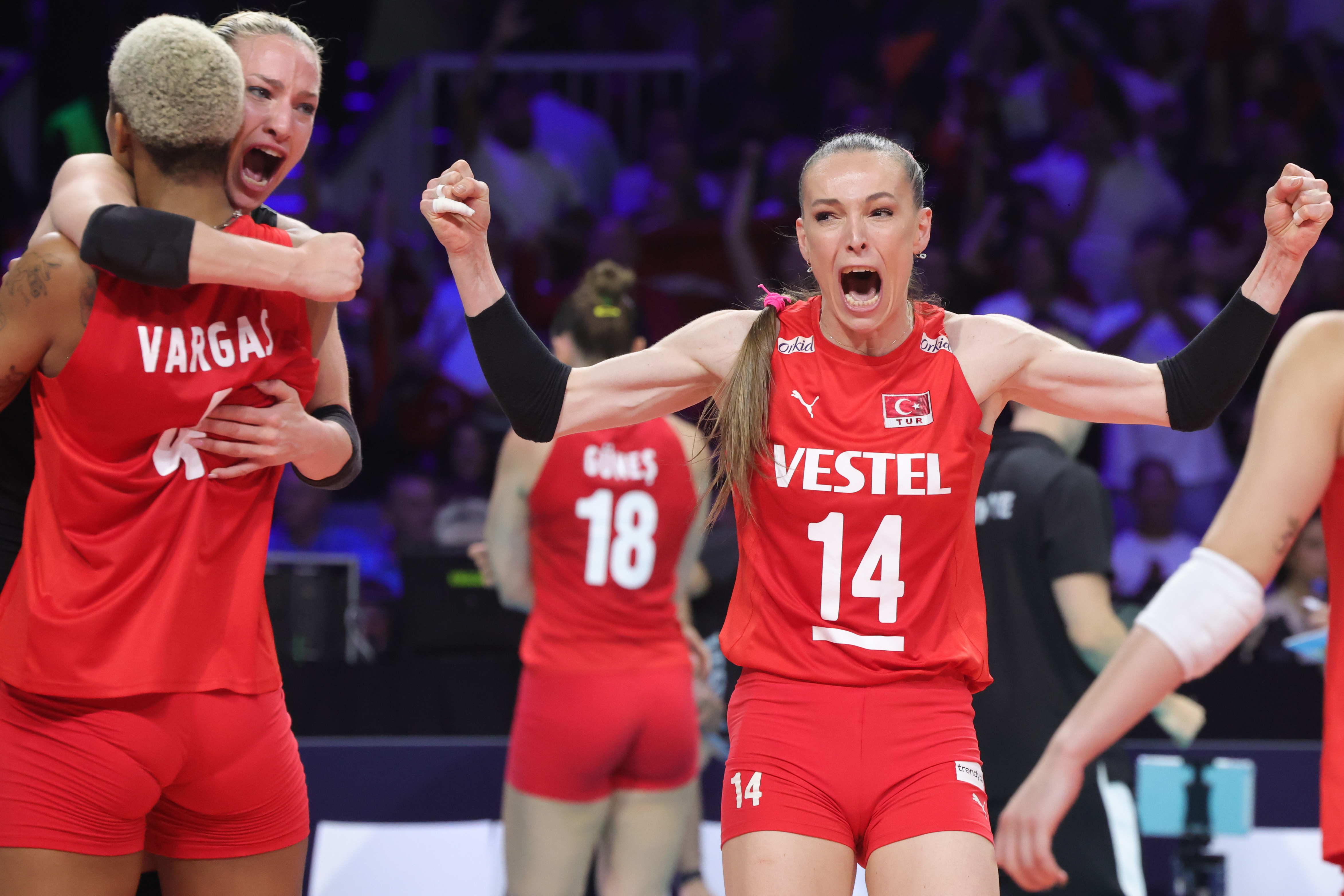 epa10834224 Turkey players celebrate during the EuroVolley Women 2023 semi finals volleyball match between Turkey and Italy, in Brussels, Belgium, 01 September 2023.  EPA-EFE/OLIVIER MATTHYS