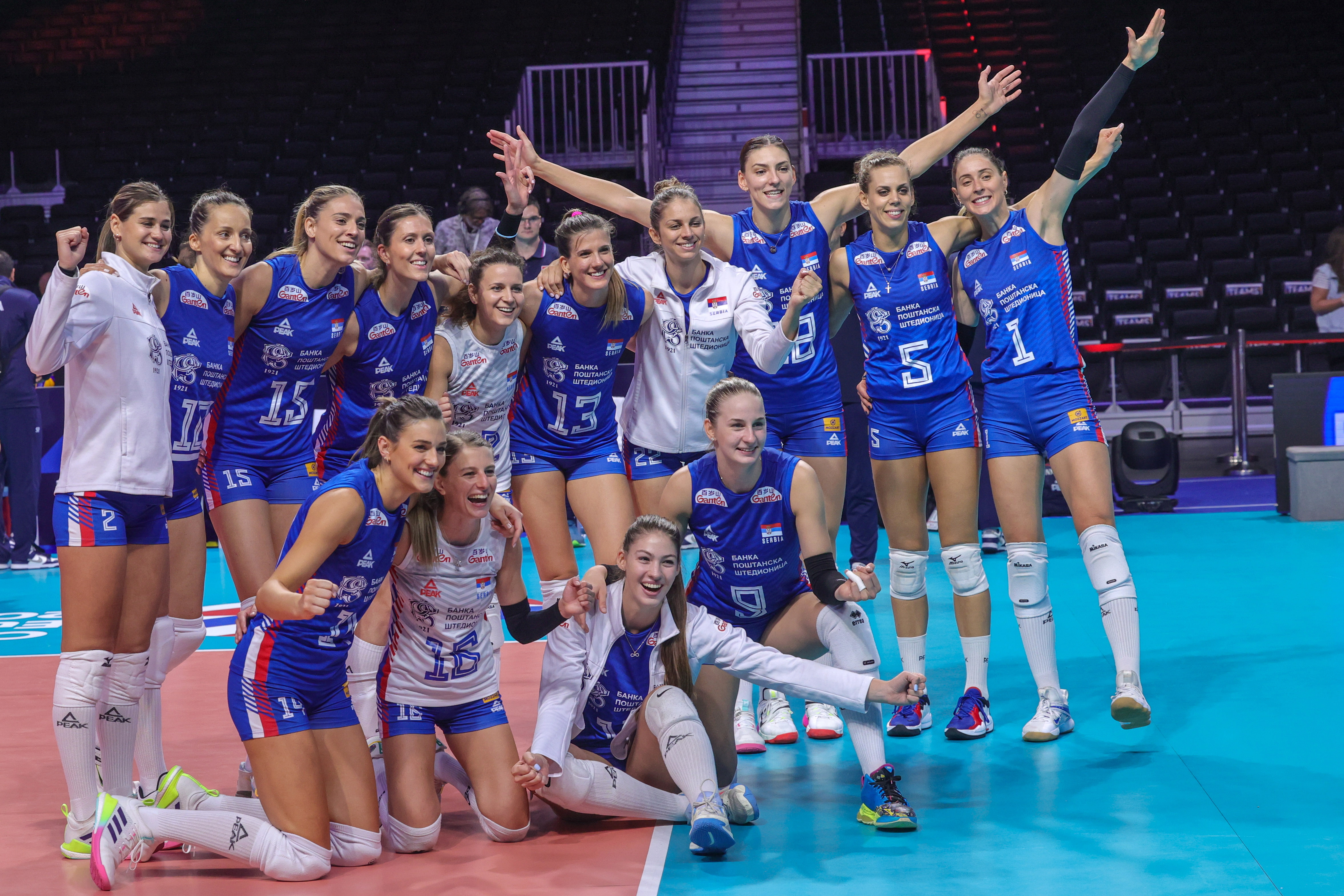 epa10825580 The team of Serbia pose after winning the game 3-0 against Sweden during the EuroVolley Women 2023 1/8 finals volleyball match between Serbia and Sweden, in Brussels, Belgium, 28 August 2023.  EPA-EFE/OLIVIER MATTHYS