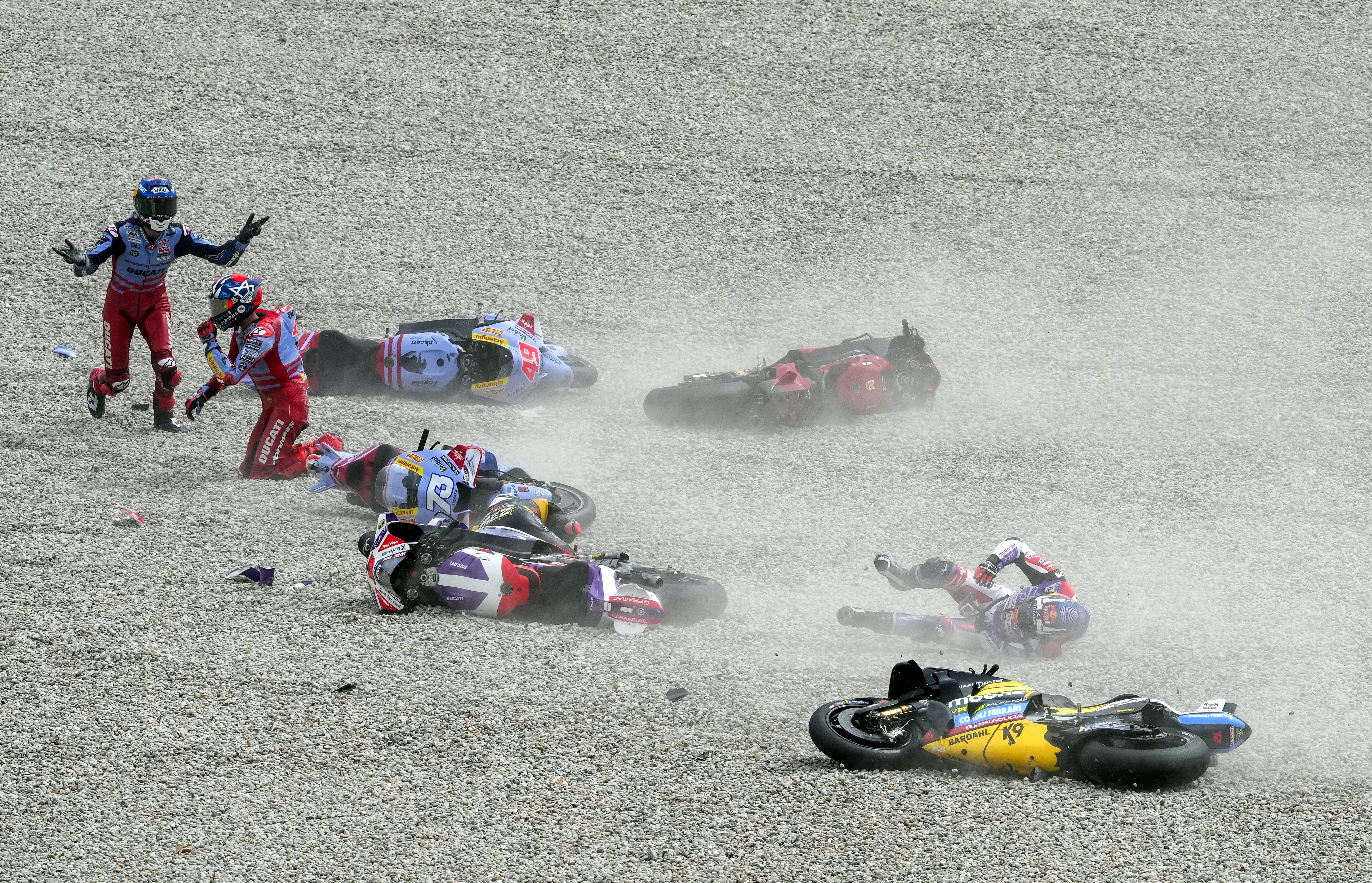 epaselect epa10837540 Riders crash during the MotoGP race of the Catalonia GP held at Catalonia Circuit in Montmelo, Barcelona, Spain, 03 September 2023.  EPA-EFE/Alejandro Garcia