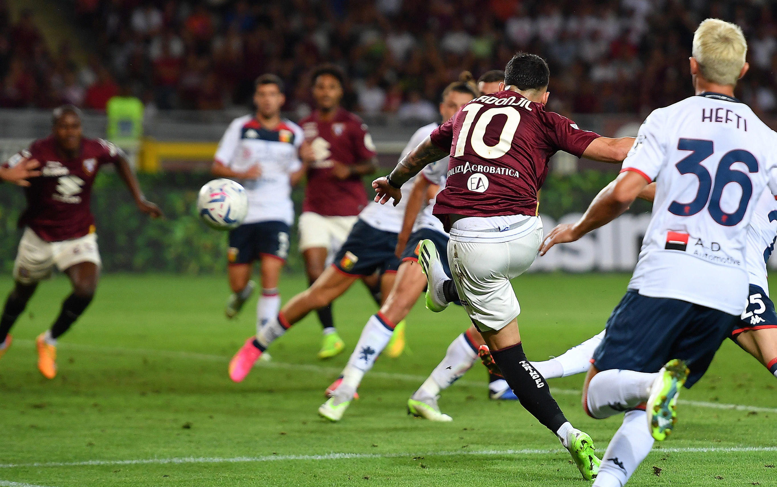 epa10838516 Torino's Nemanja Radonjic scores the 1-0 goal during the Italian Serie A soccer match between Torino FC and Genoa FC, in Turin, Italy, 03 September 2023.  EPA-EFE/ALESSANDRO DI MARCO