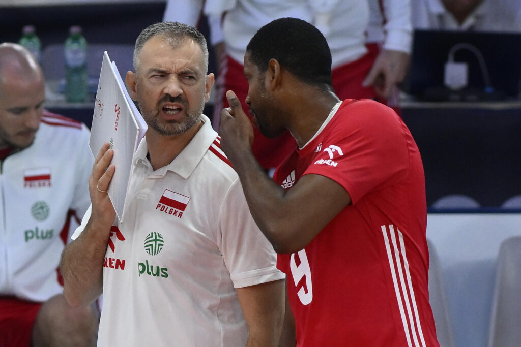 epa10860748 Head coach Nikola Grbic of Poland talks with his player Wilfredo Leon Venero during the EuroVolley Men 2023 semifinal match between Poland and Slovenia, in Rome, Italy, 14 September 2023.  EPA-EFE/DOMENICO CIPPITELLI