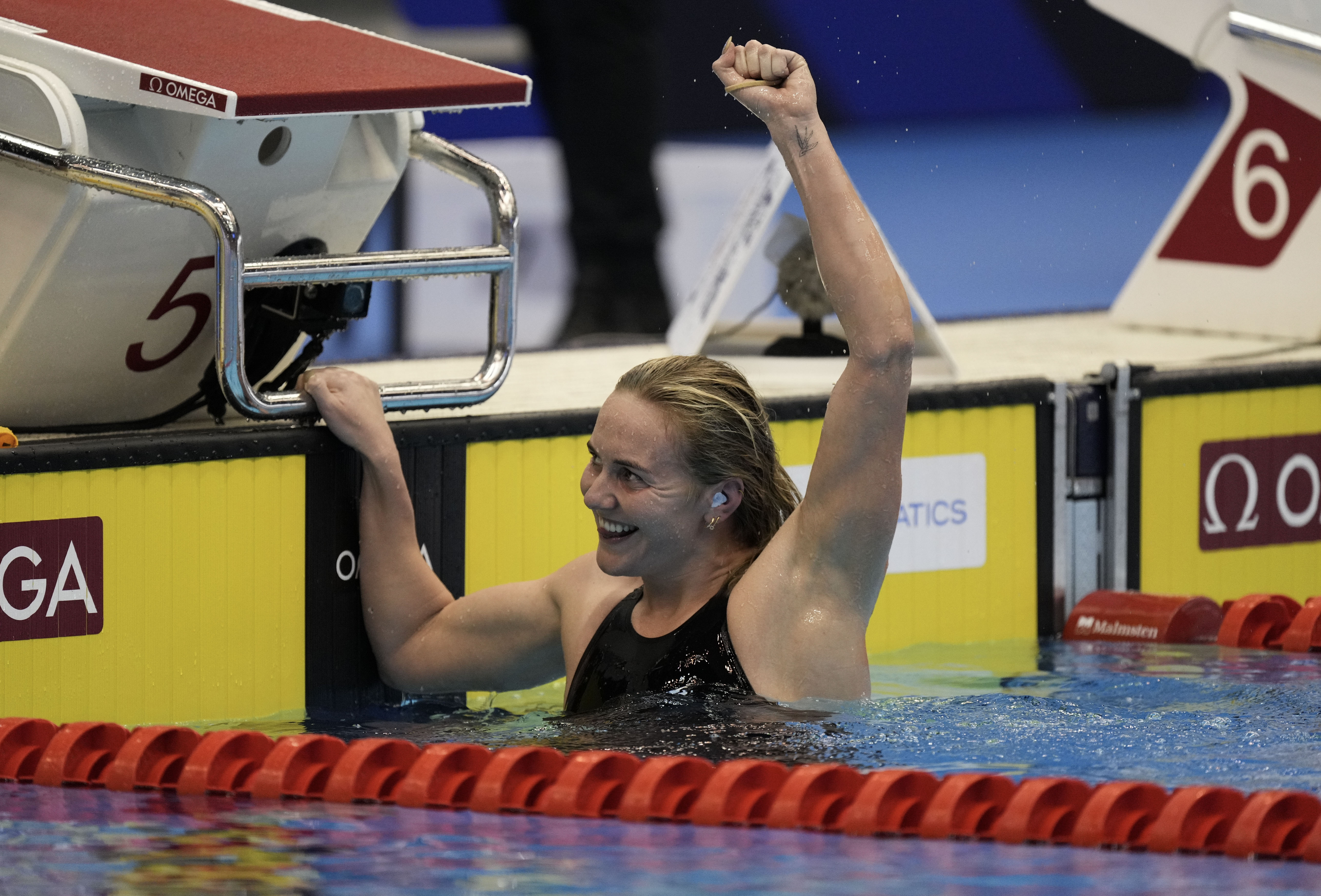 epa10763979 Ariarne Titmus of Australia celebrates after winning the Women's 400m Freestyle final of the Swimming events during the World Aquatics Championships 2023 in Fukuoka, Japan, 23 July 2023.  EPA-EFE/FRANCK ROBICHON